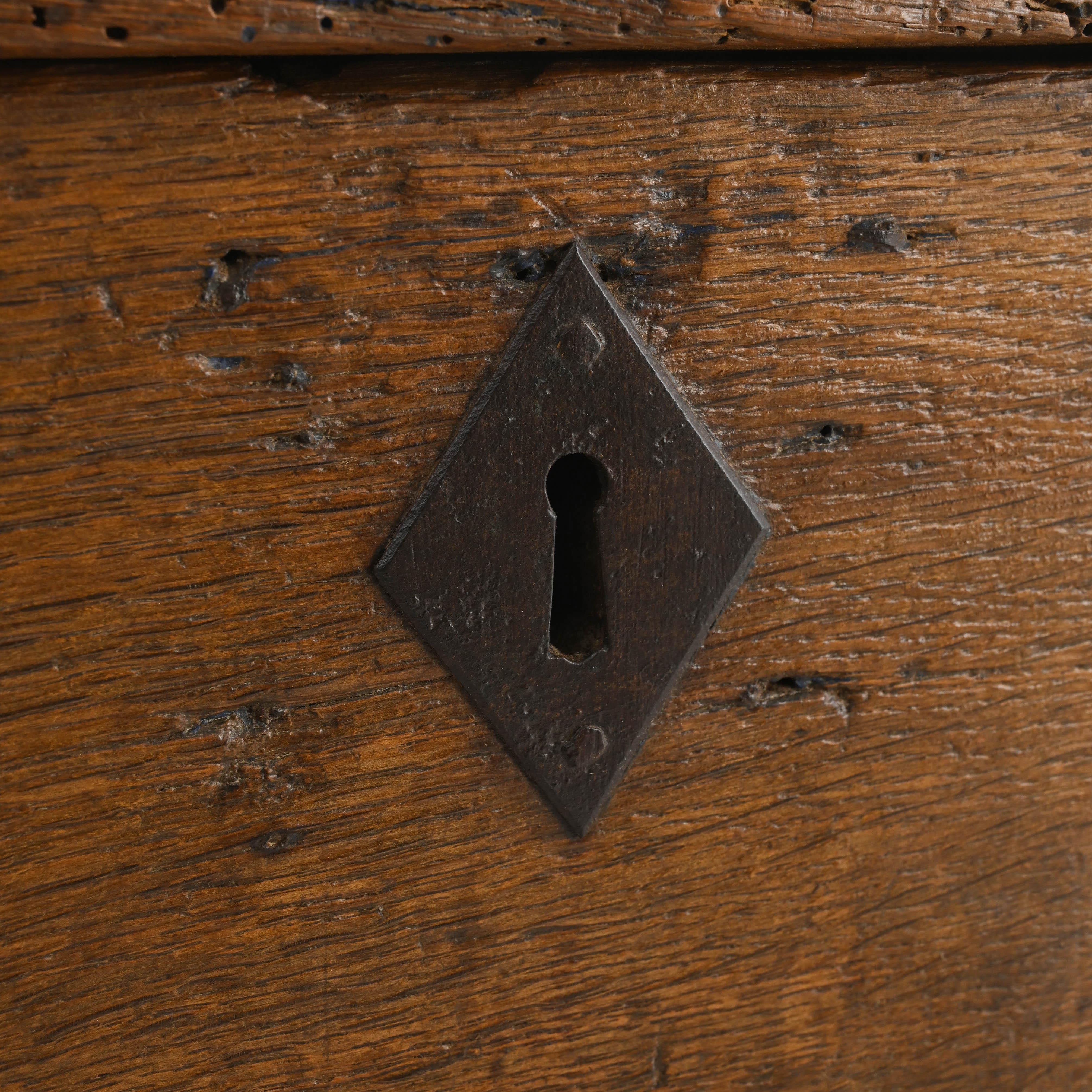 Boîte rustique française du 19ème siècle en chêne et fer forgé 3