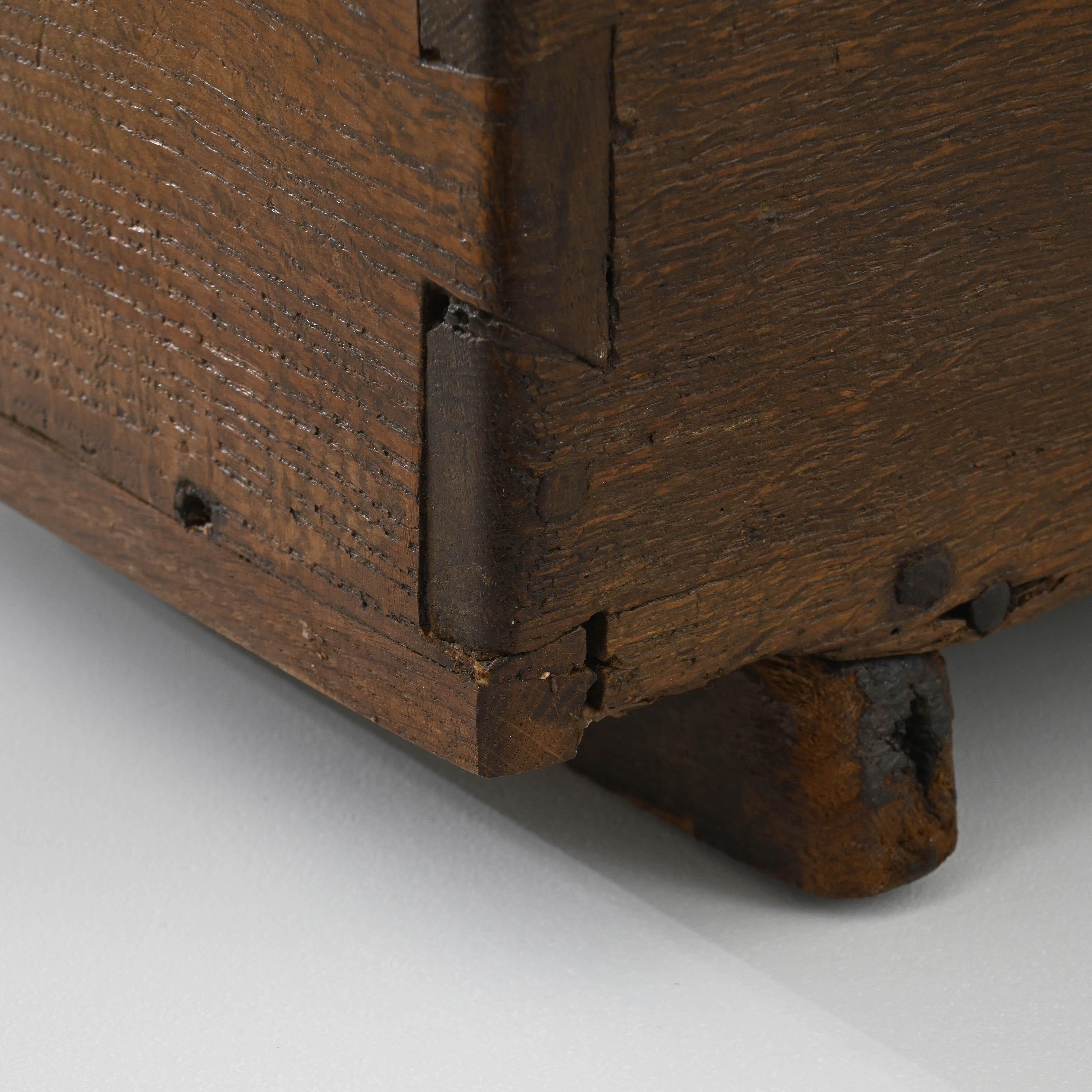 Boîte rustique française du 19ème siècle en chêne et fer forgé 1