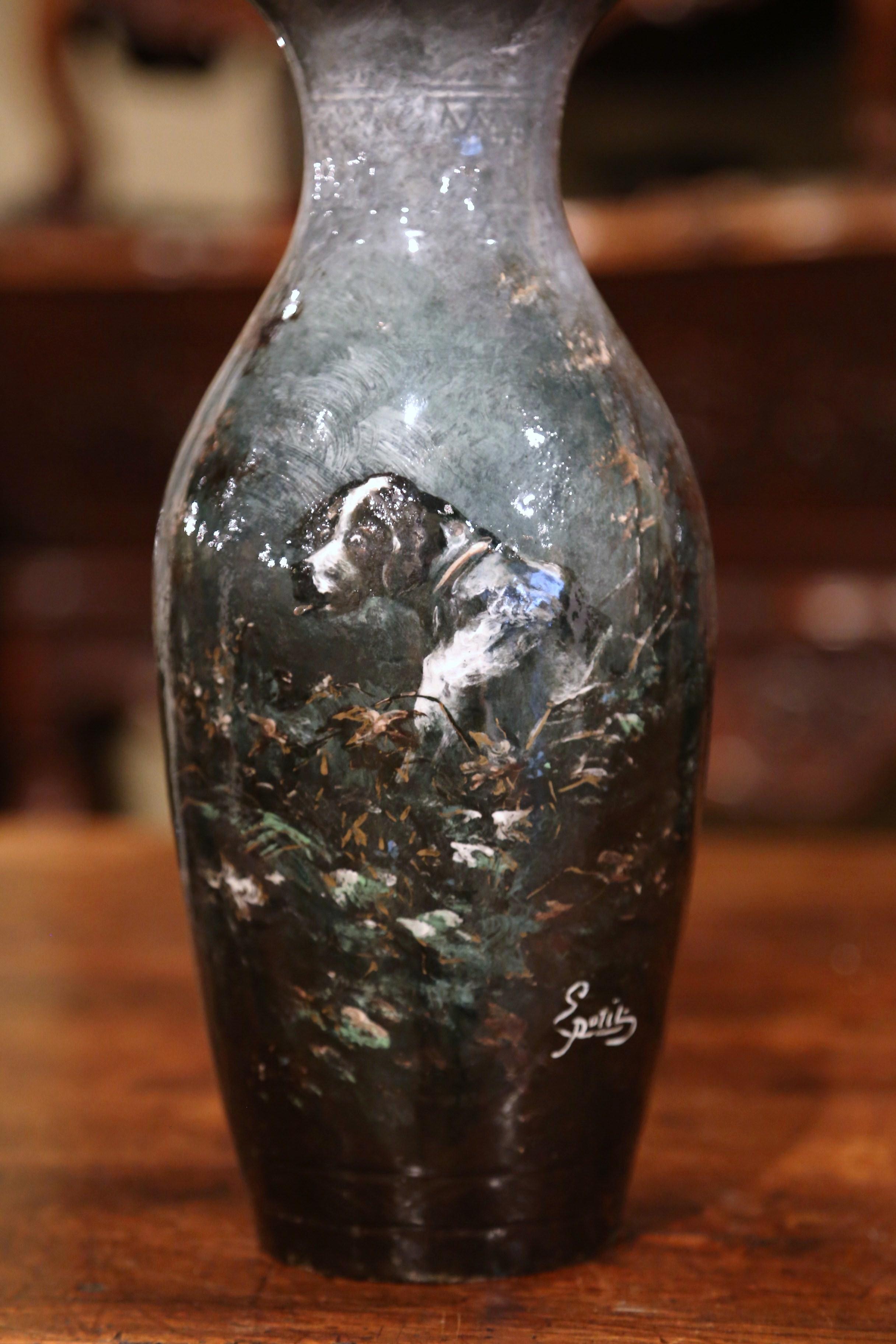 Français Paire de vases en céramique peinte française du 19e siècle avec motifs de chiens signés Petit en vente