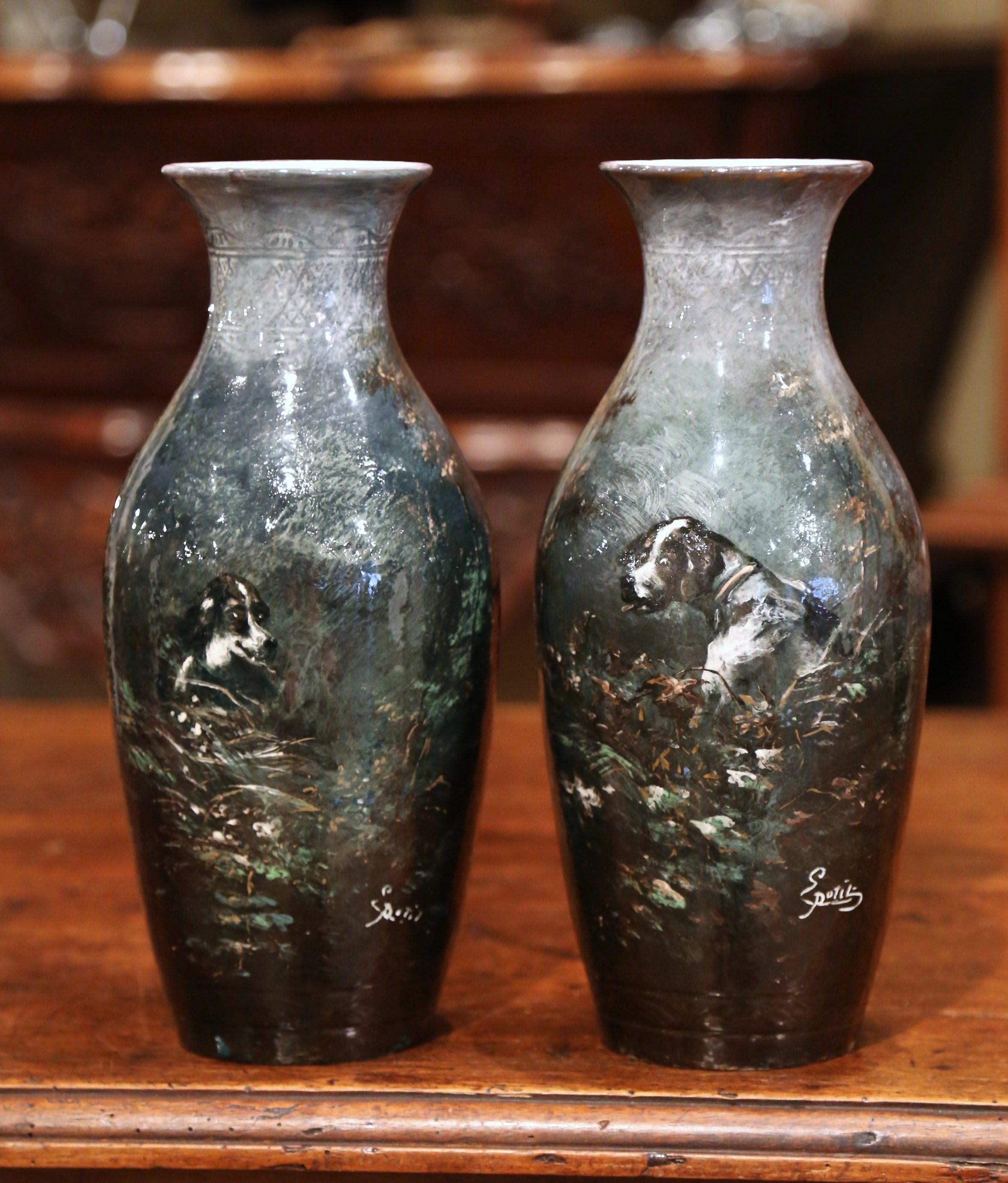 Céramique Paire de vases en céramique peinte française du 19e siècle avec motifs de chiens signés Petit en vente