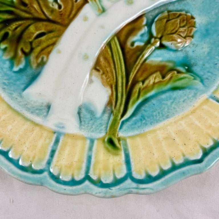 19th Century French Salins-les-Bains Majolica Faïence Asparagus Artichoke Plate In Good Condition For Sale In Philadelphia, PA