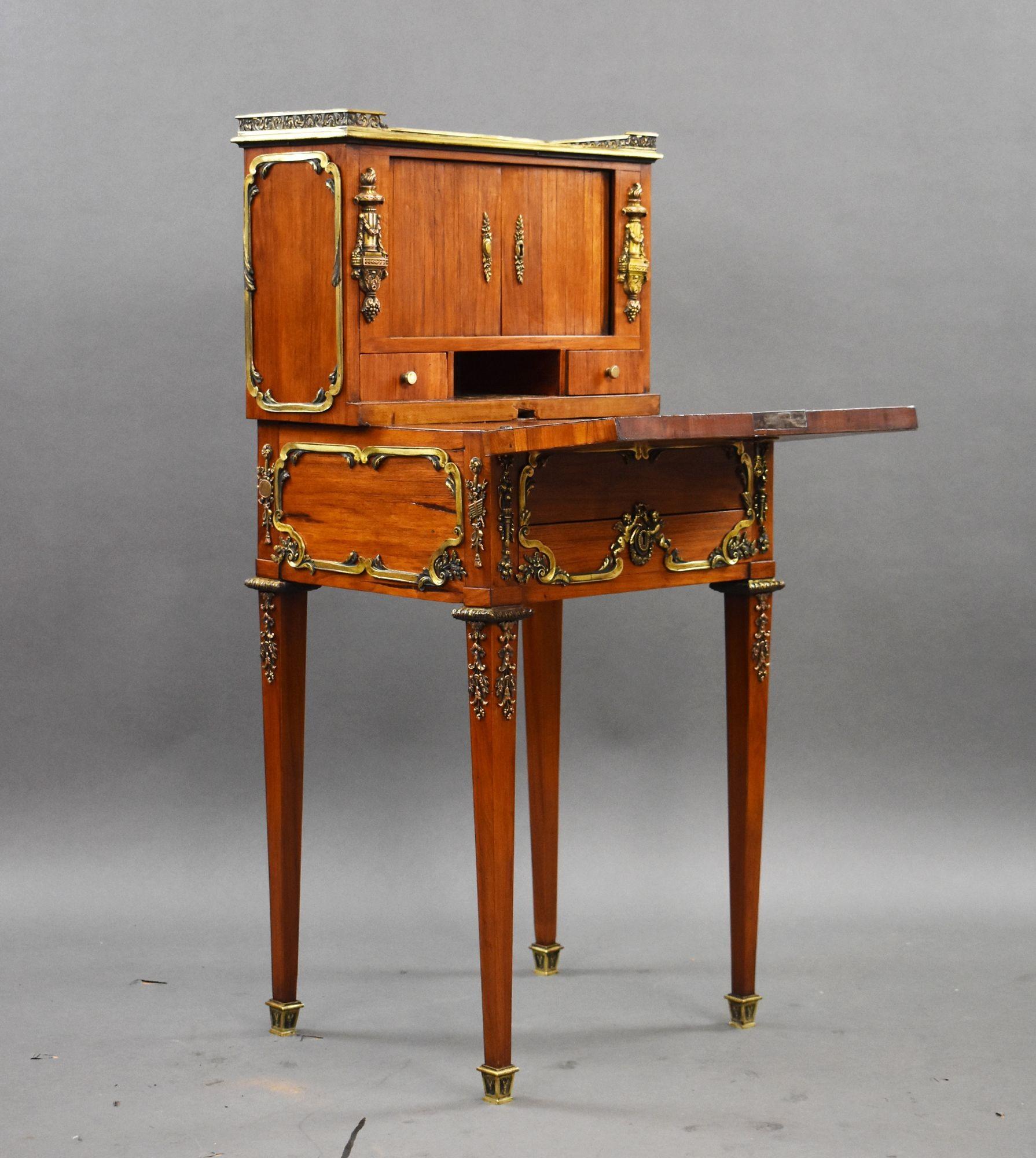 Bonheur du Jour en bois satiné français du 19e siècle avec montures en bronze doré
Code de l'article : 1051A
Très décoratif Bonheur du Jour français du 19ème siècle en bois satiné richement figuré, rehaussé de montures en bronze doré et finement
