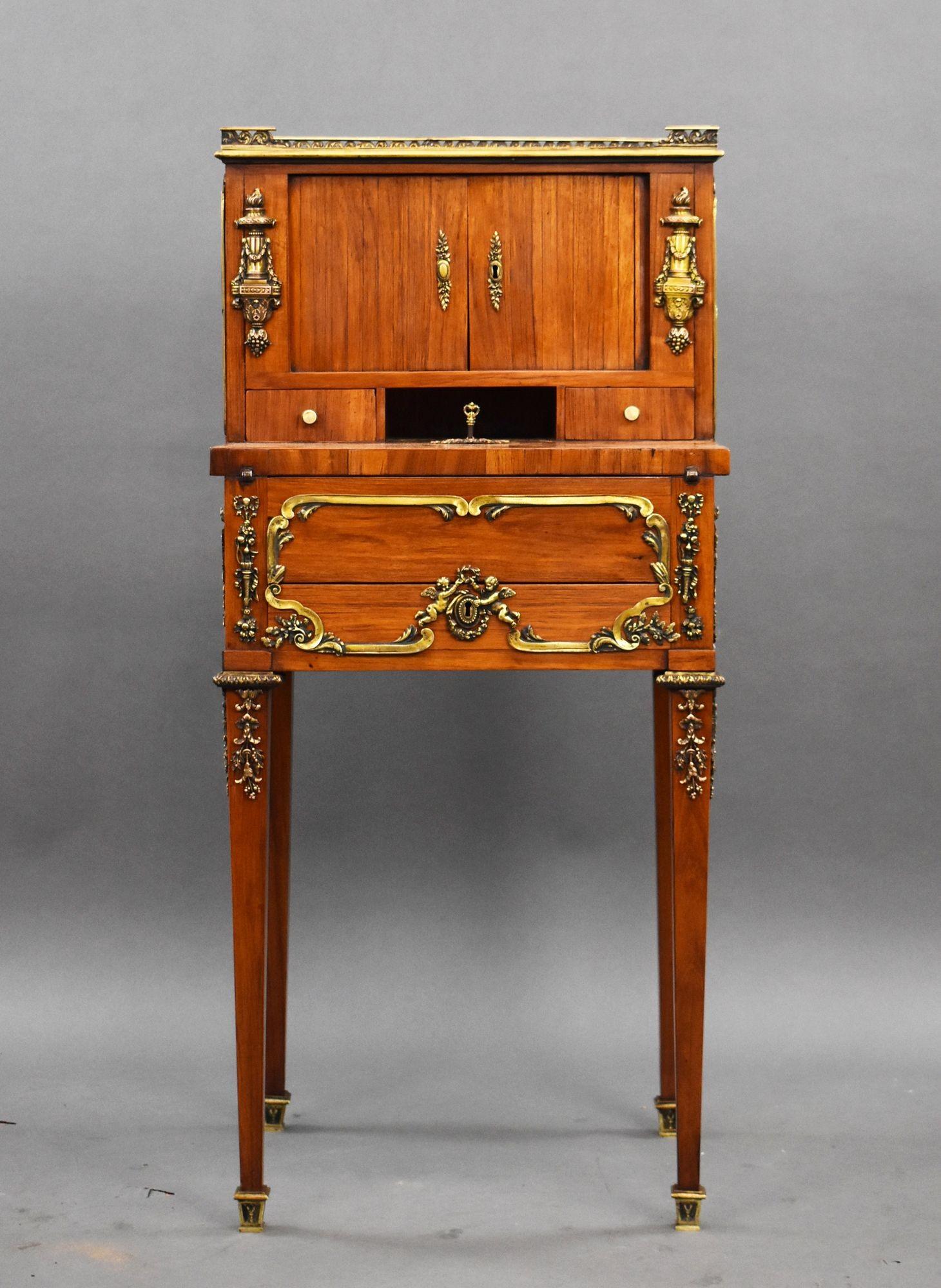 Anglais Bonheur du jour en bois satiné français du 19e siècle avec montures en bronze doré en vente
