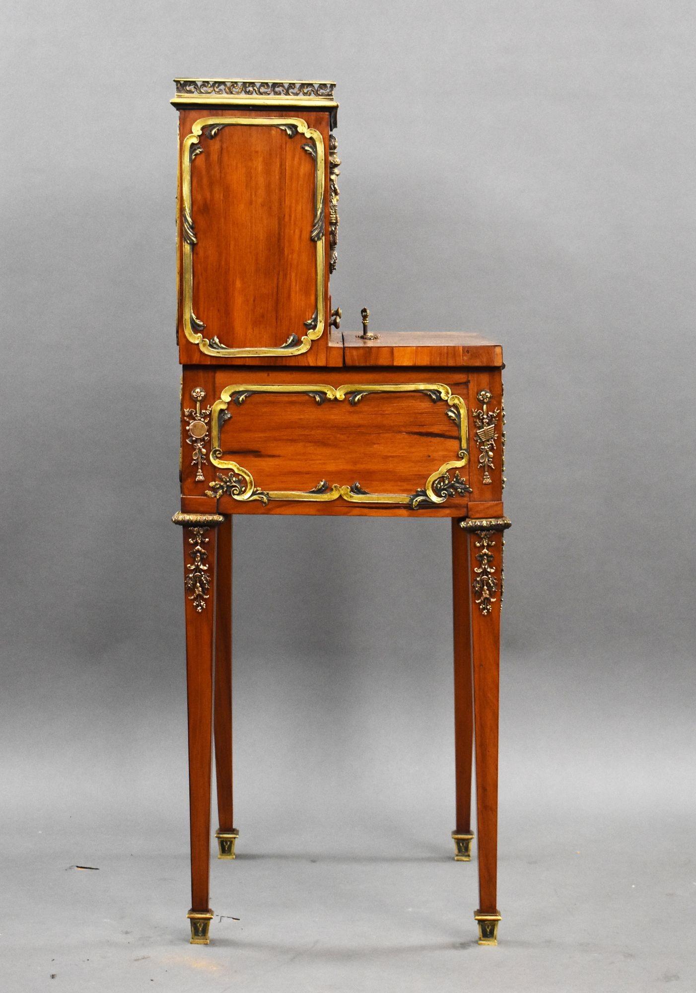 Bonheur du jour en bois satiné français du 19e siècle avec montures en bronze doré Bon état - En vente à Chelmsford, Essex
