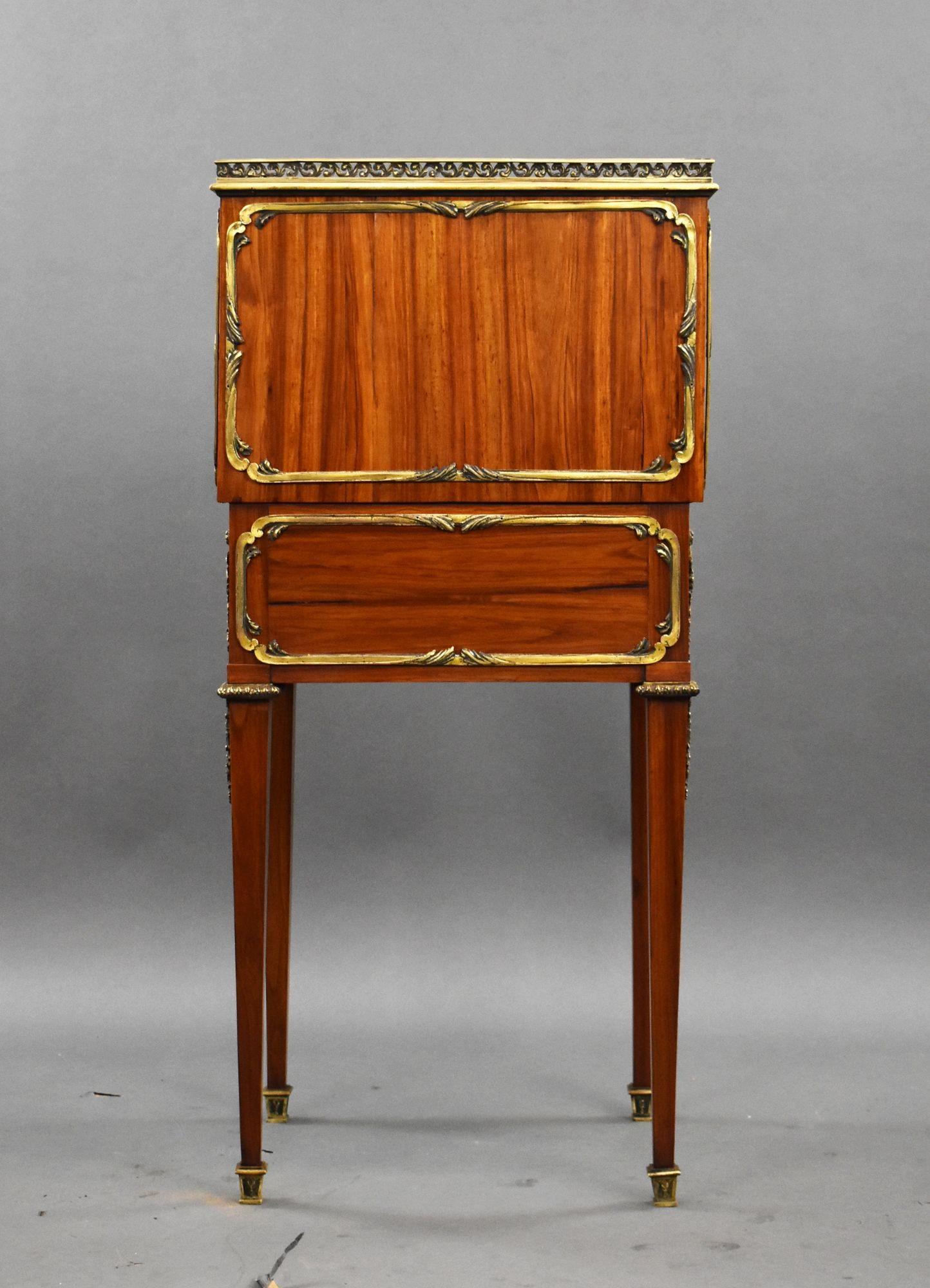 XIXe siècle Bonheur du jour en bois satiné français du 19e siècle avec montures en bronze doré en vente