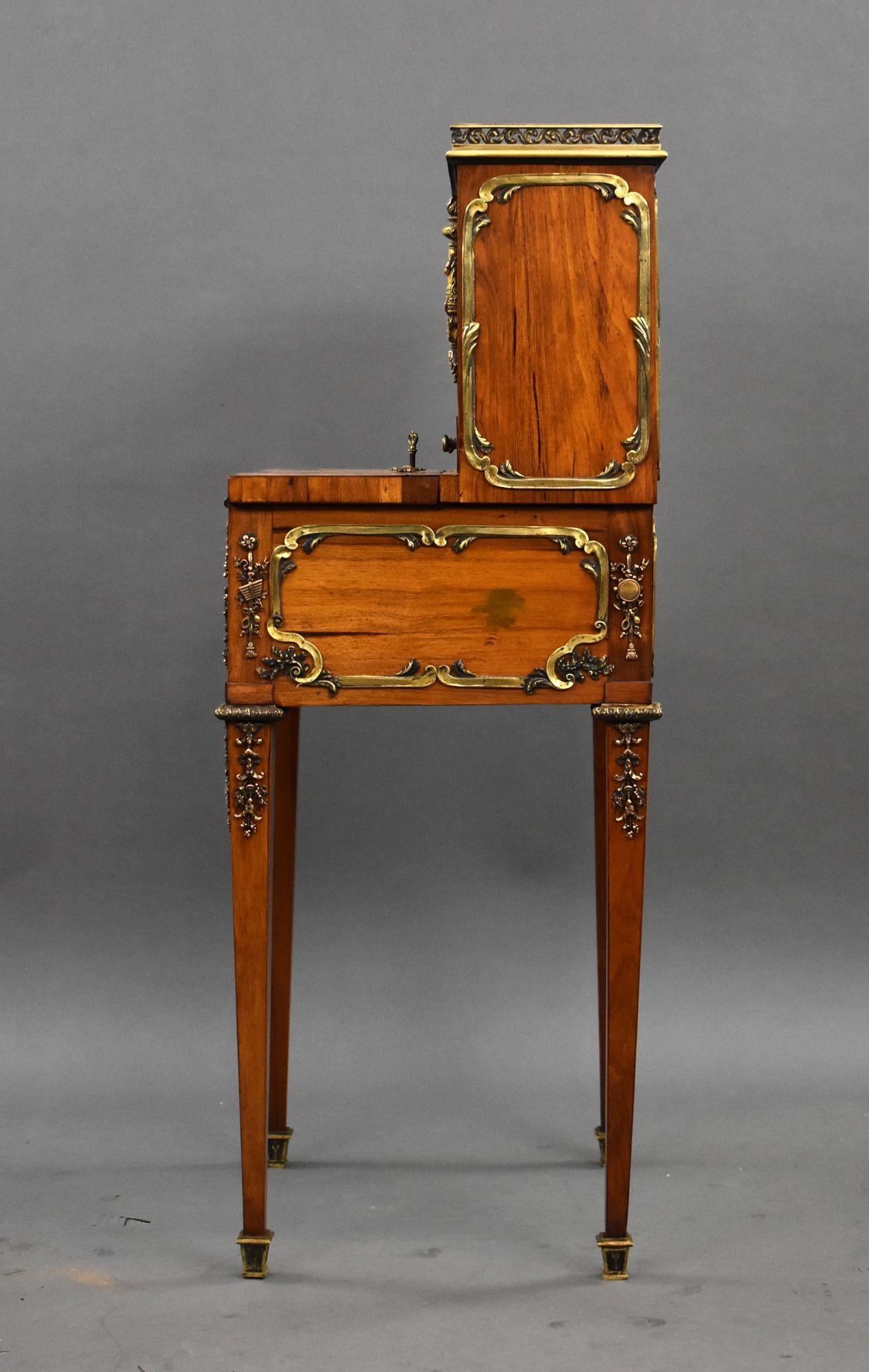 Citronnier Bonheur du jour en bois satiné français du 19e siècle avec montures en bronze doré en vente