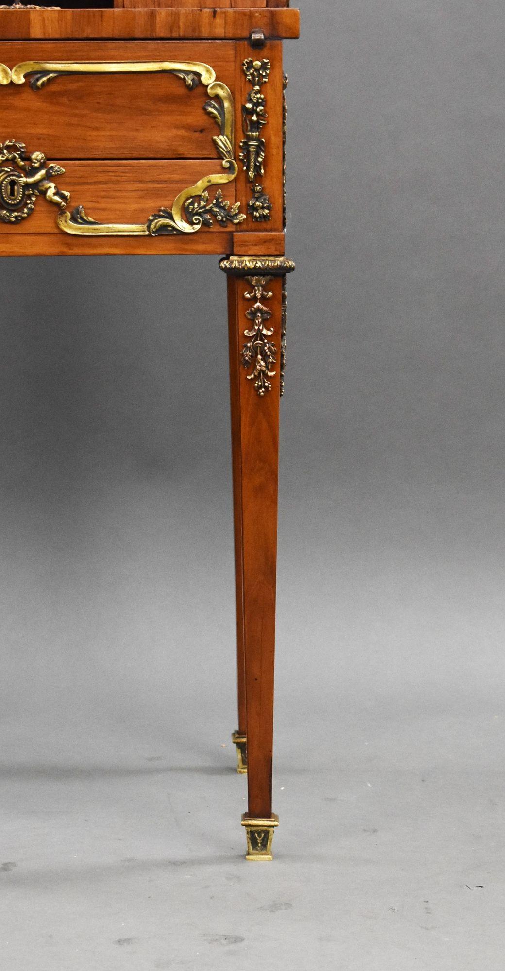 Bonheur du jour en bois satiné français du 19e siècle avec montures en bronze doré en vente 3