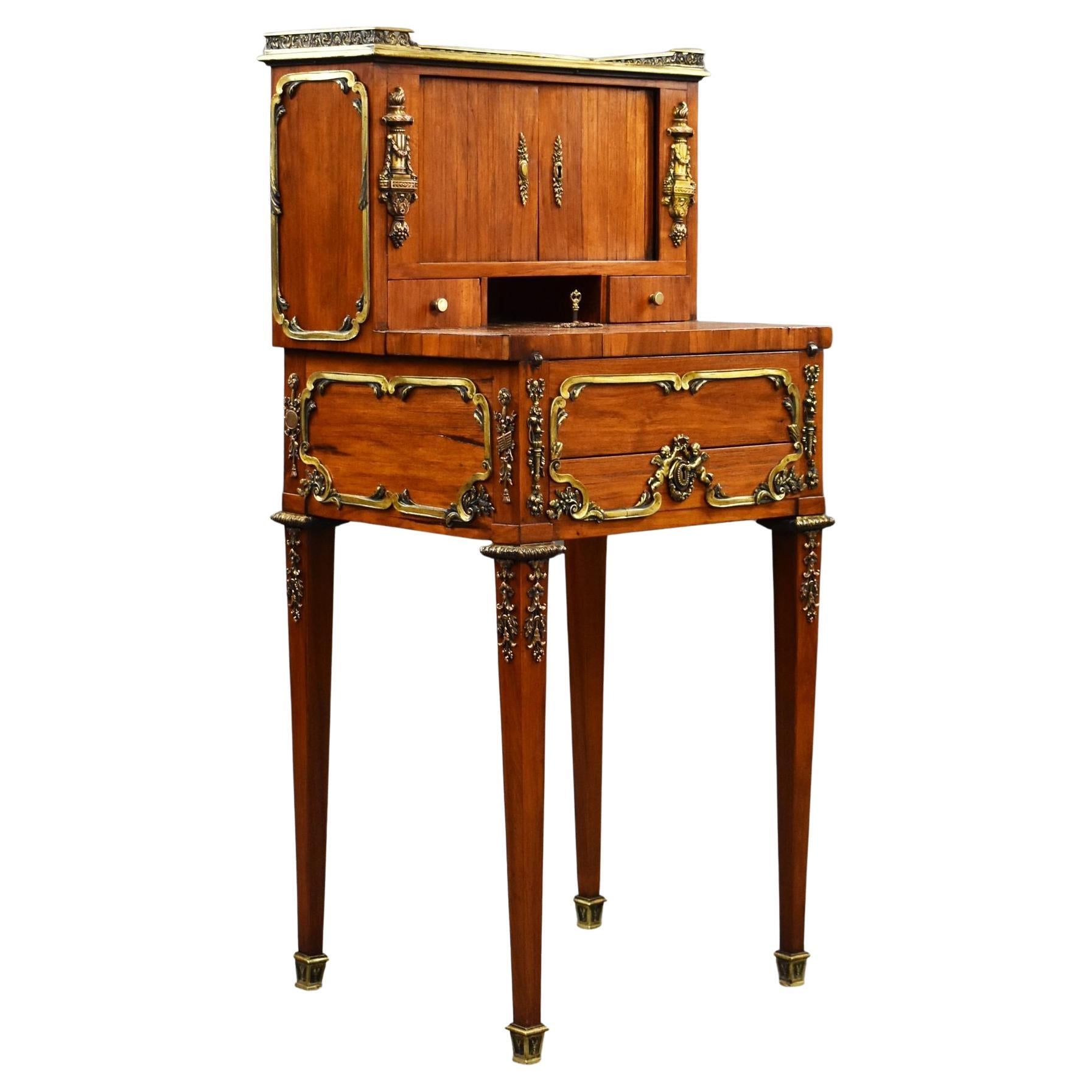 Bonheur du jour en bois satiné français du 19e siècle avec montures en bronze doré en vente