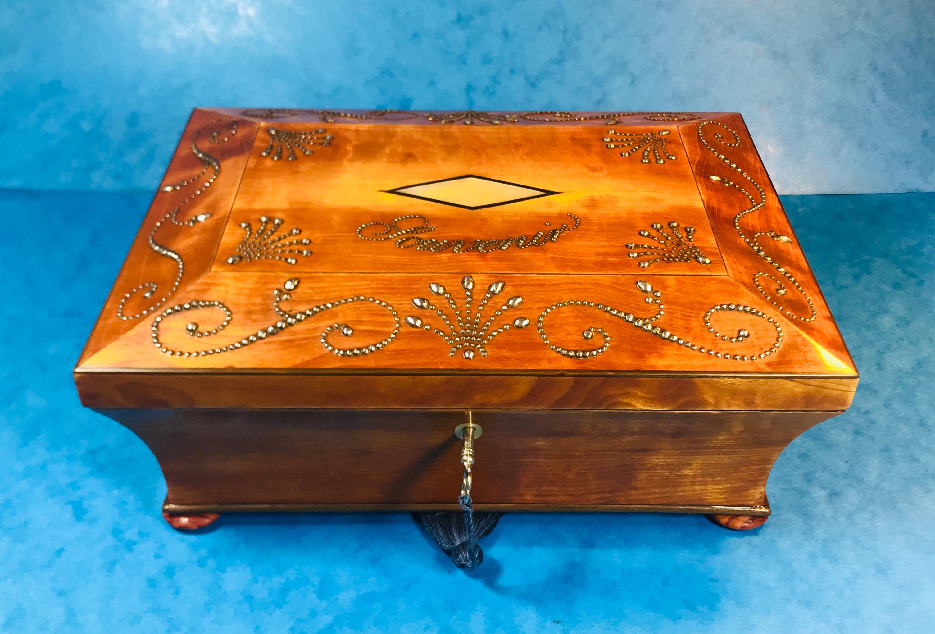 19th Century French Satinwood Jewelry Box In Good Condition In Windsor, Berkshire