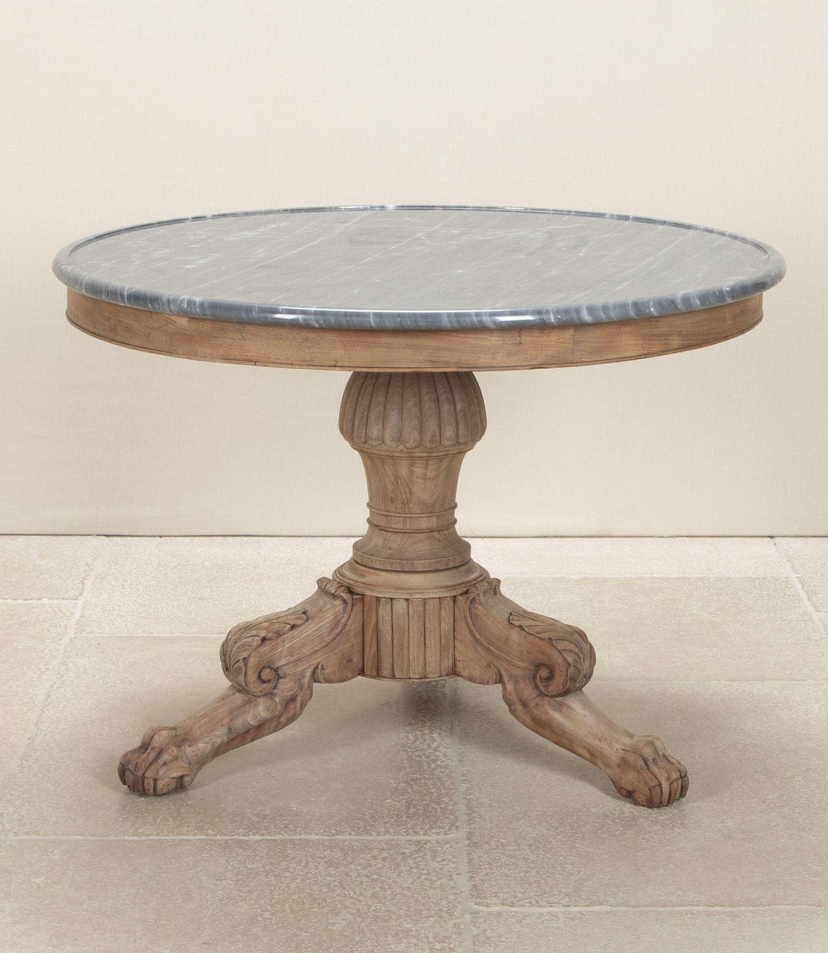 Raffinato guéridon o tavolo da centro in mogano del XIX secolo con piano in marmo.
Intaglio di alta qualità con piano in marmo originale. È stata lavata, strofinata e sbiancata per darle un aspetto contemporaneo.
Circa 1840. Con un piccolo restauro.