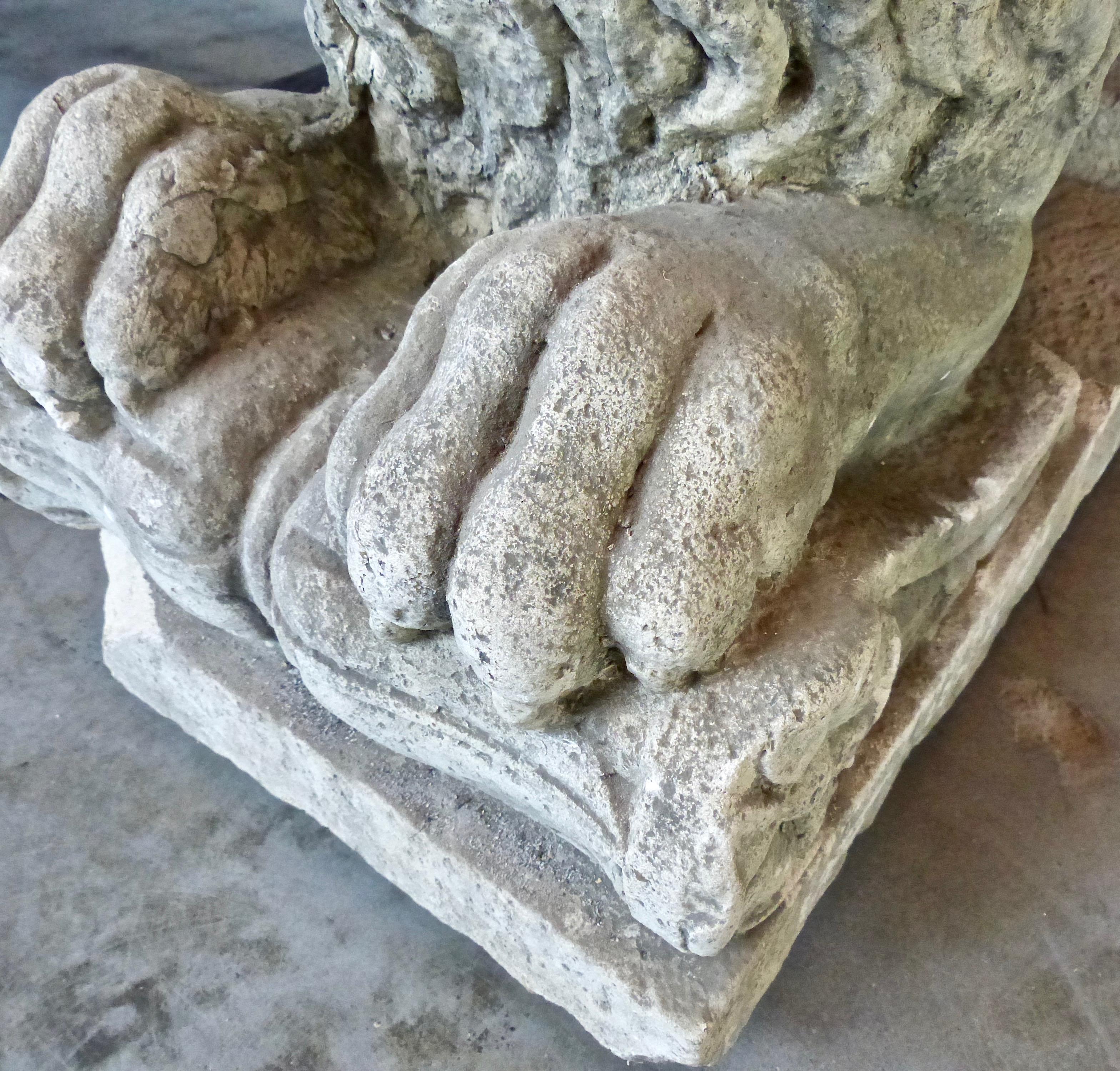 französische Löwen aus Kalkstein:: 19. Jahrhundert (Französisch)