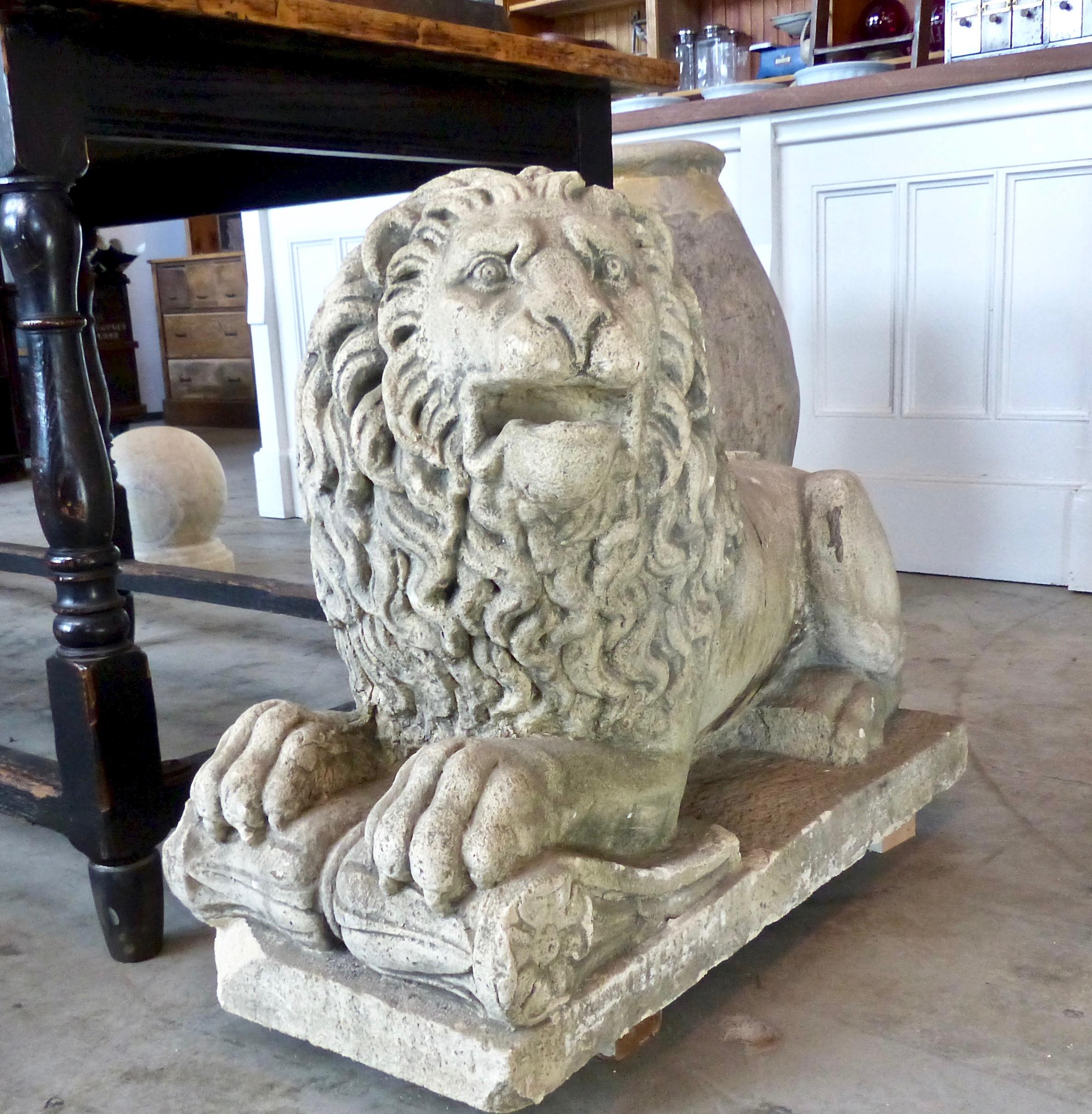 französische Löwen aus Kalkstein:: 19. Jahrhundert (Spätes 19. Jahrhundert)