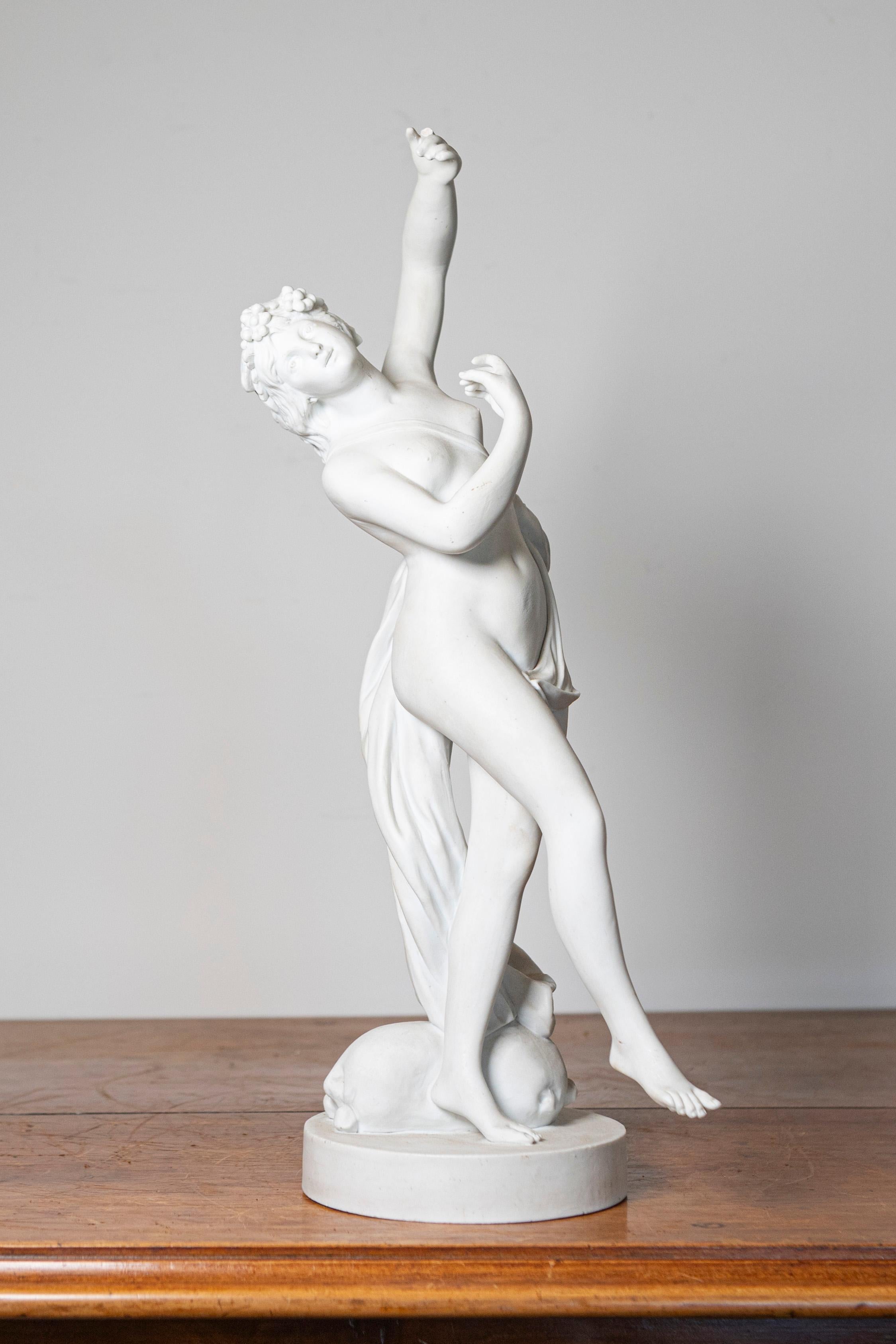 Questa squisita scultura francese del XIX secolo, realizzata in marmo bianco o in un materiale simile, cattura magnificamente una giovane ballerina o una musa in un momento di movimento aggraziato. La posa elegante e la fluidità della figura