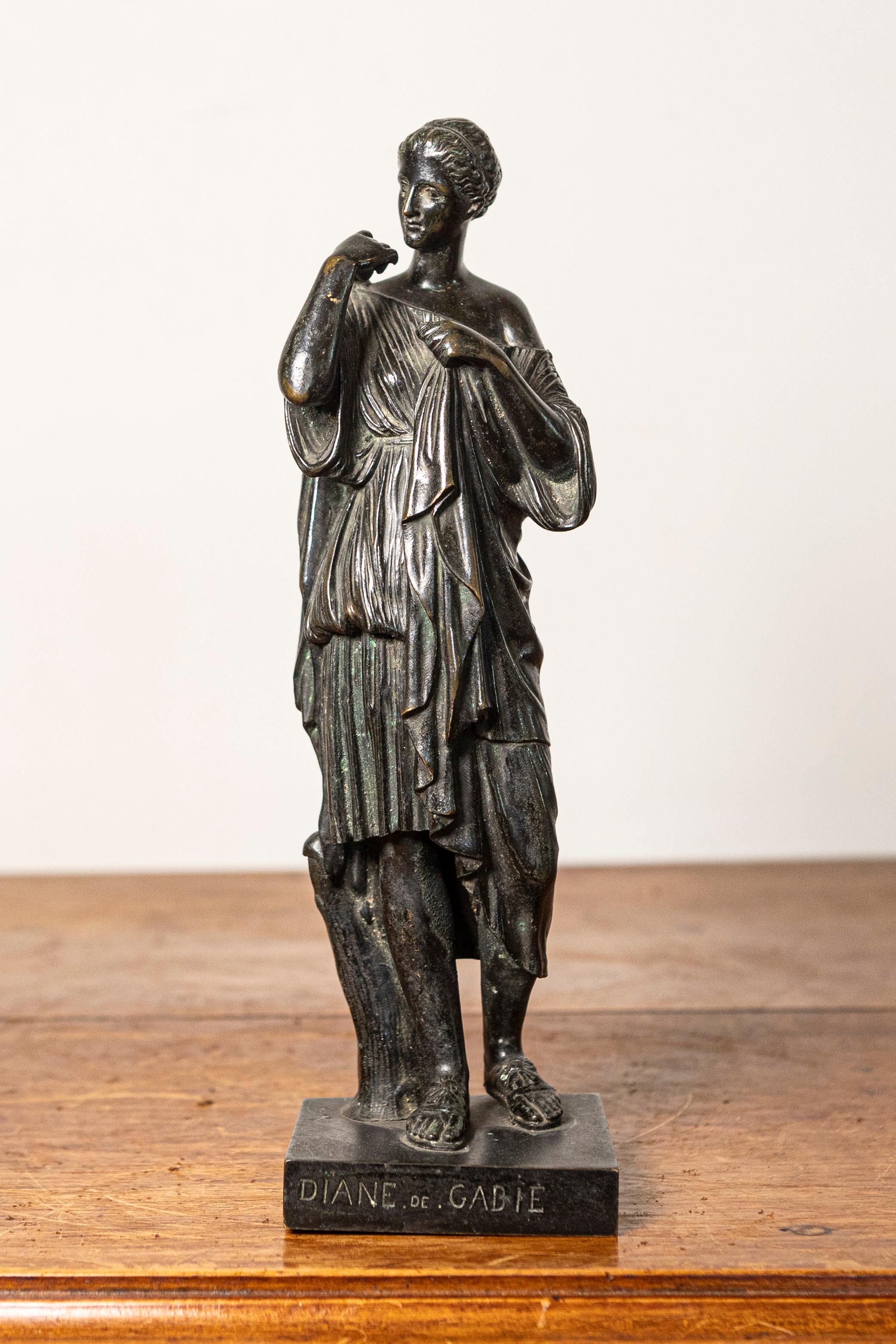 Questa squisita scultura in bronzo francese del XIX secolo, intitolata Diane de Gabis, mette in mostra l'eleganza e la raffinatezza dell'arte neoclassica. Ispirata all'antica rappresentazione romana di Diana, la dea della caccia, la figura emana