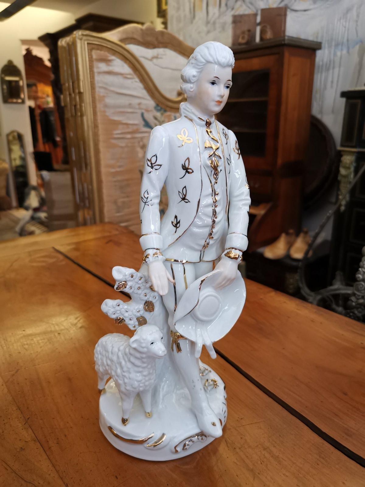 19th Century French Sculpture in White Porcelain with Golden Decorations For Sale 1