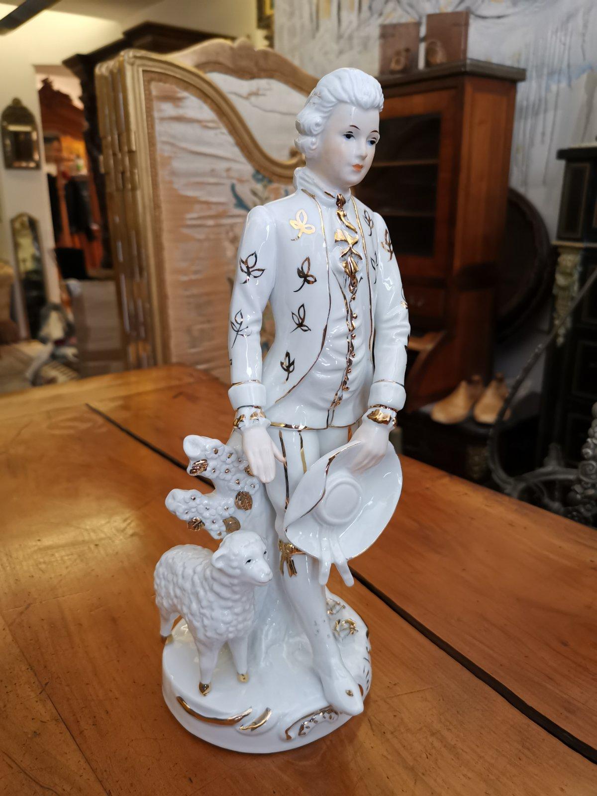 Scultura francese del XIX secolo in porcellana bianca con decorazioni dorate In condizioni buone in vendita a Sofia, BG