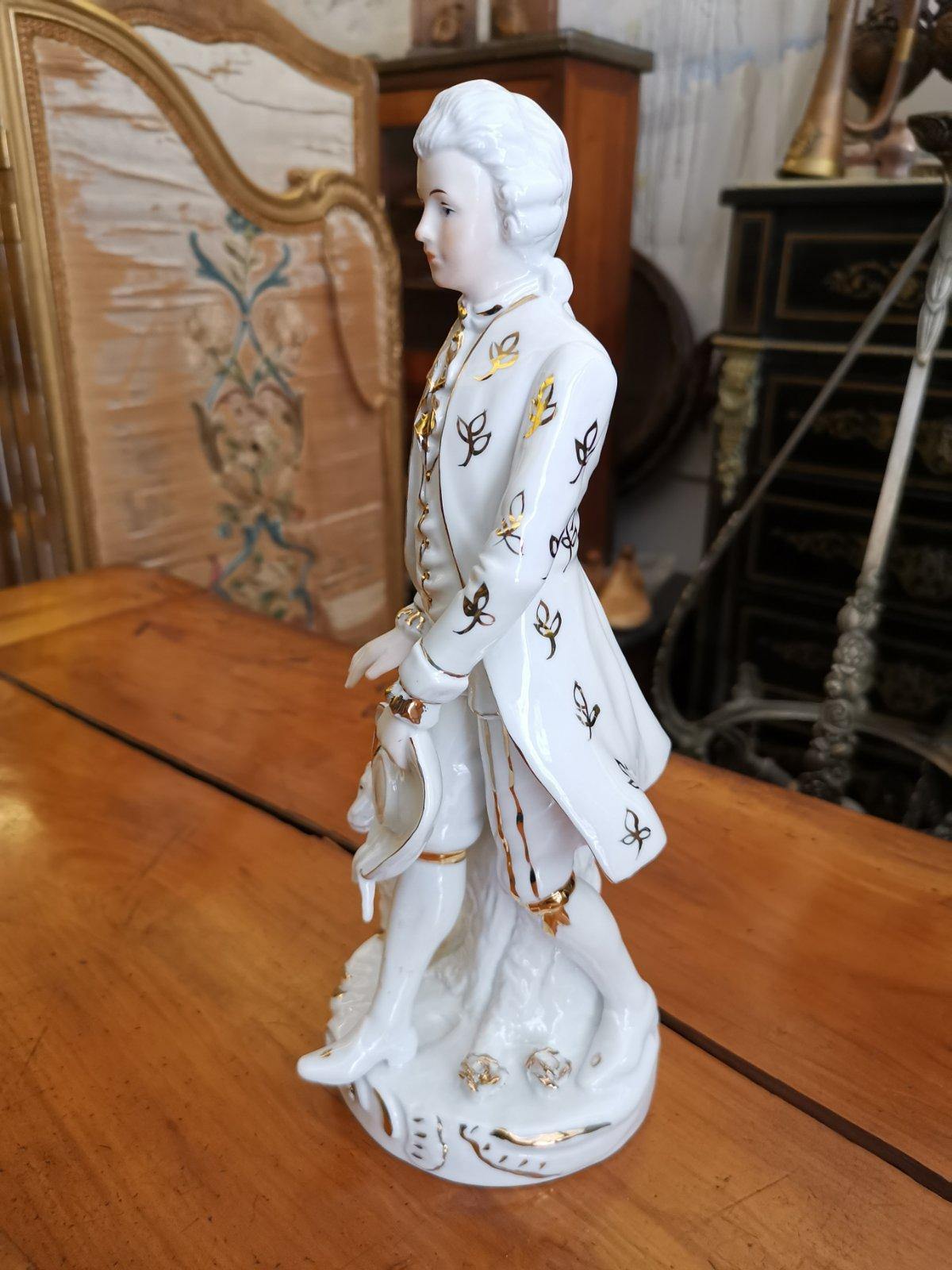 19th Century French Sculpture in White Porcelain with Golden Decorations For Sale 2