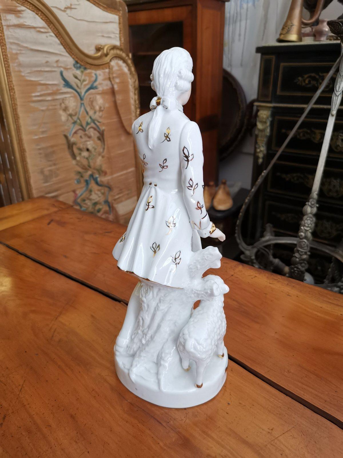 19th Century French Sculpture in White Porcelain with Golden Decorations For Sale 3