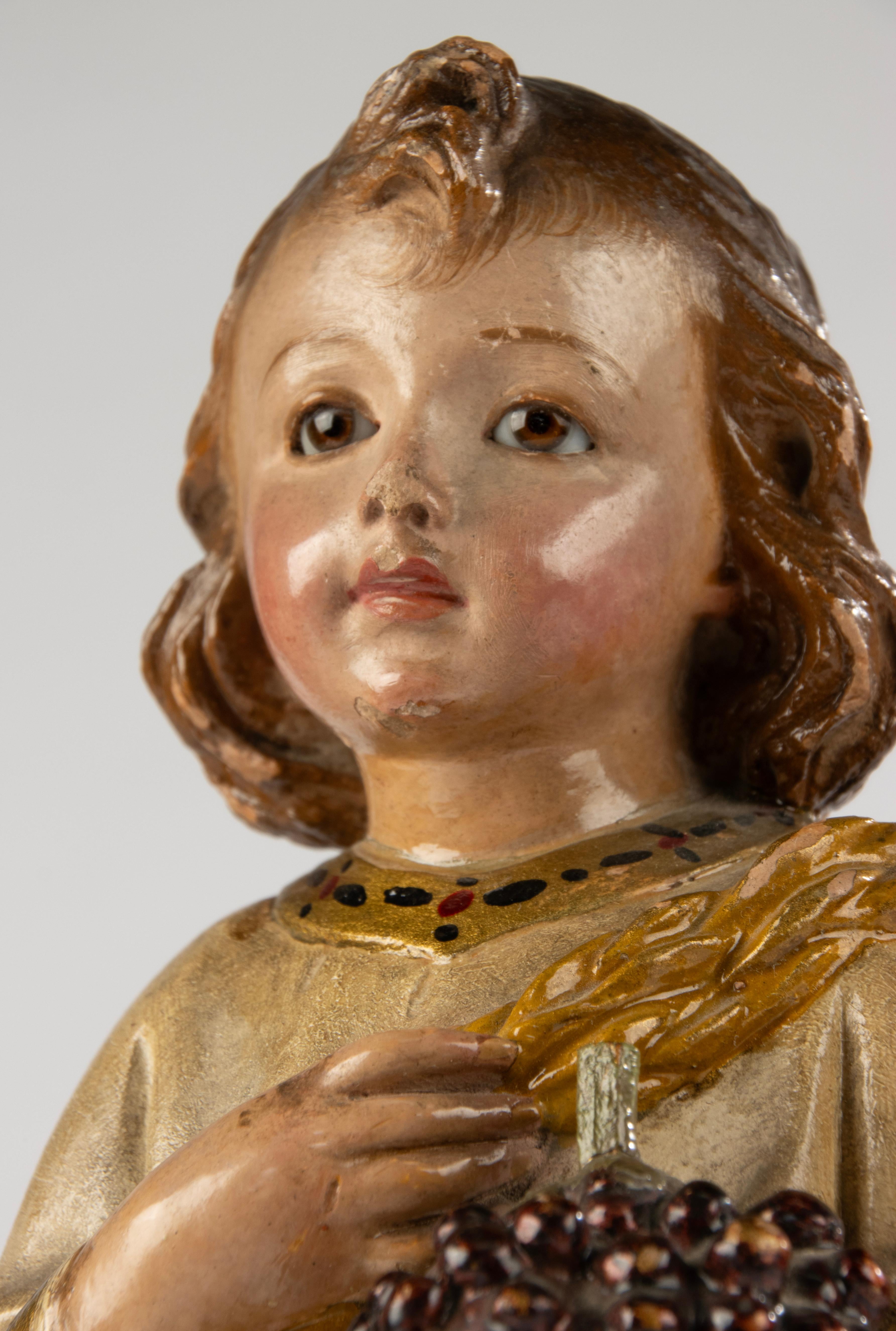 Scultura francese del XIX secolo raffigurante il Bambino Gesù in gesso policromo su legno in vendita 4