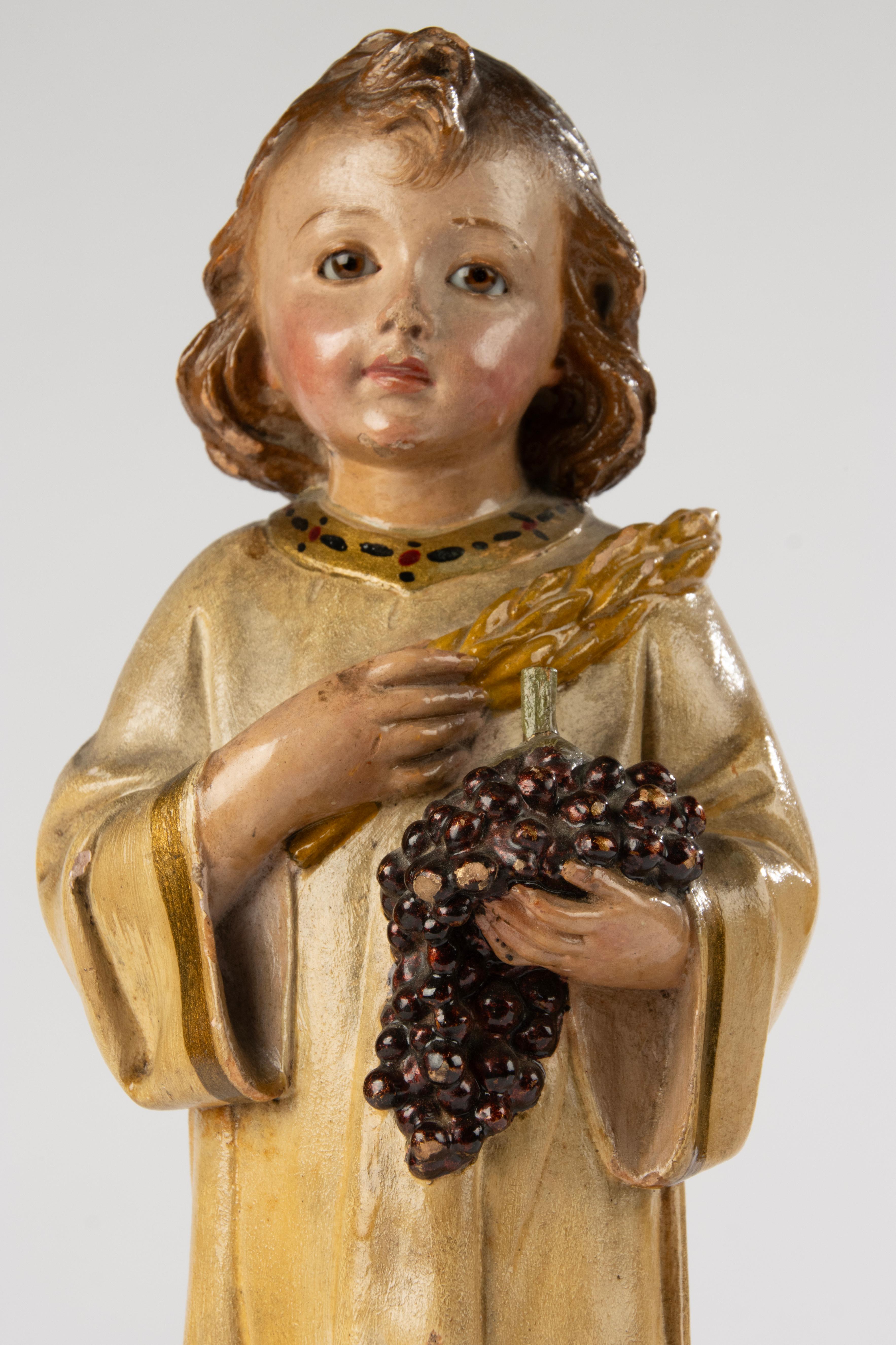 Scultura francese del XIX secolo raffigurante il Bambino Gesù in gesso policromo su legno In condizioni buone in vendita a Casteren, Noord-Brabant