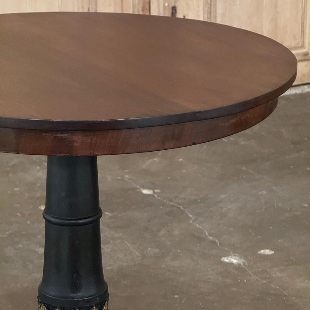 Table d'appoint ronde en acajou du Second Empire français du XIXe siècle en vente 2