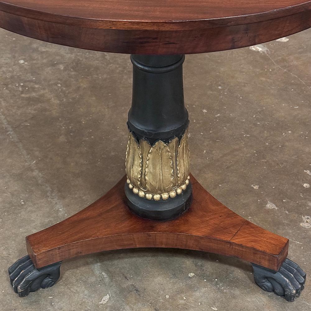 Table d'appoint ronde en acajou du Second Empire français du XIXe siècle en vente 4