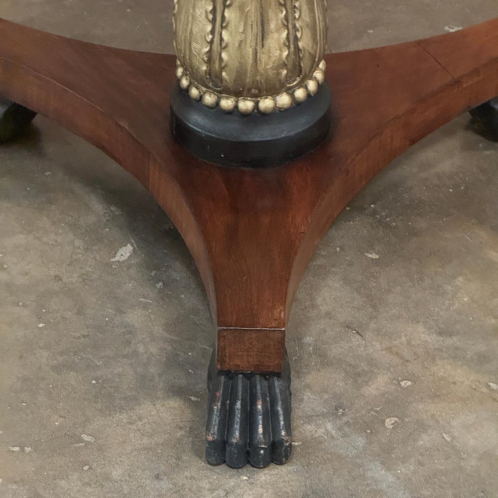 Table d'appoint ronde en acajou du Second Empire français du XIXe siècle en vente 6