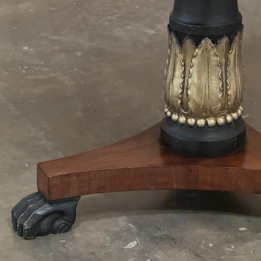 Table d'appoint ronde en acajou du Second Empire français du XIXe siècle en vente 7