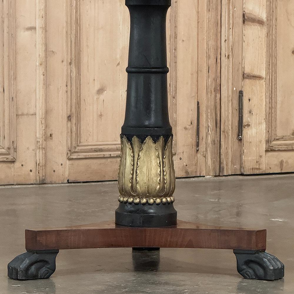 Table d'appoint ronde en acajou du Second Empire français du XIXe siècle en vente 9