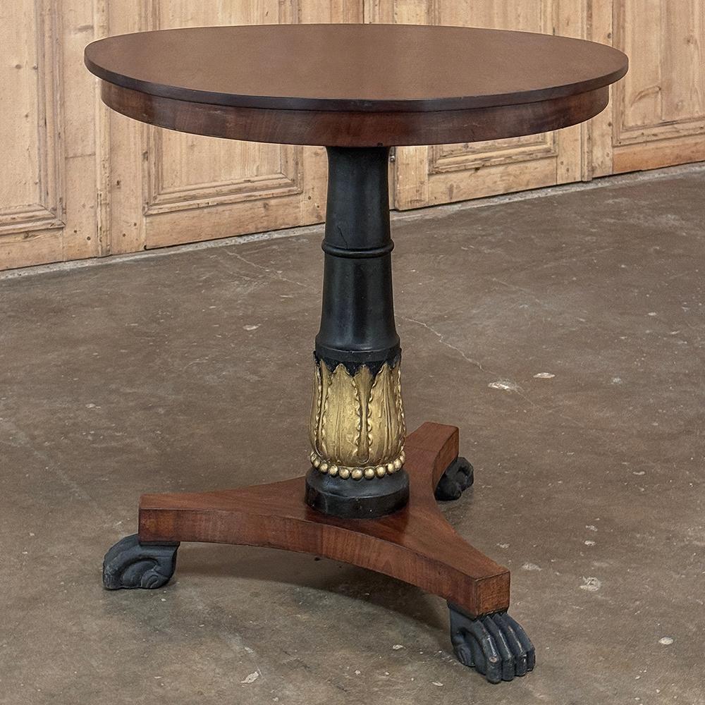 Cette table ronde en acajou du Second Empire français du XIXe siècle est un excellent exemple du renouveau du style Empire qui s'est produit sous le règne du neveu de Napoléon, Napoléon III.  En utilisant de l'acajou exotique importé, les artisans