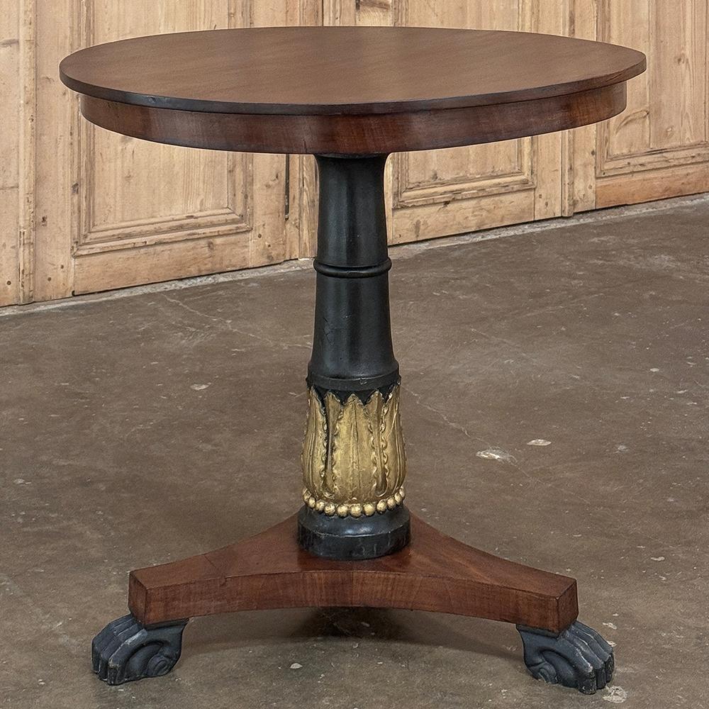 Sculpté à la main Table d'appoint ronde en acajou du Second Empire français du XIXe siècle en vente
