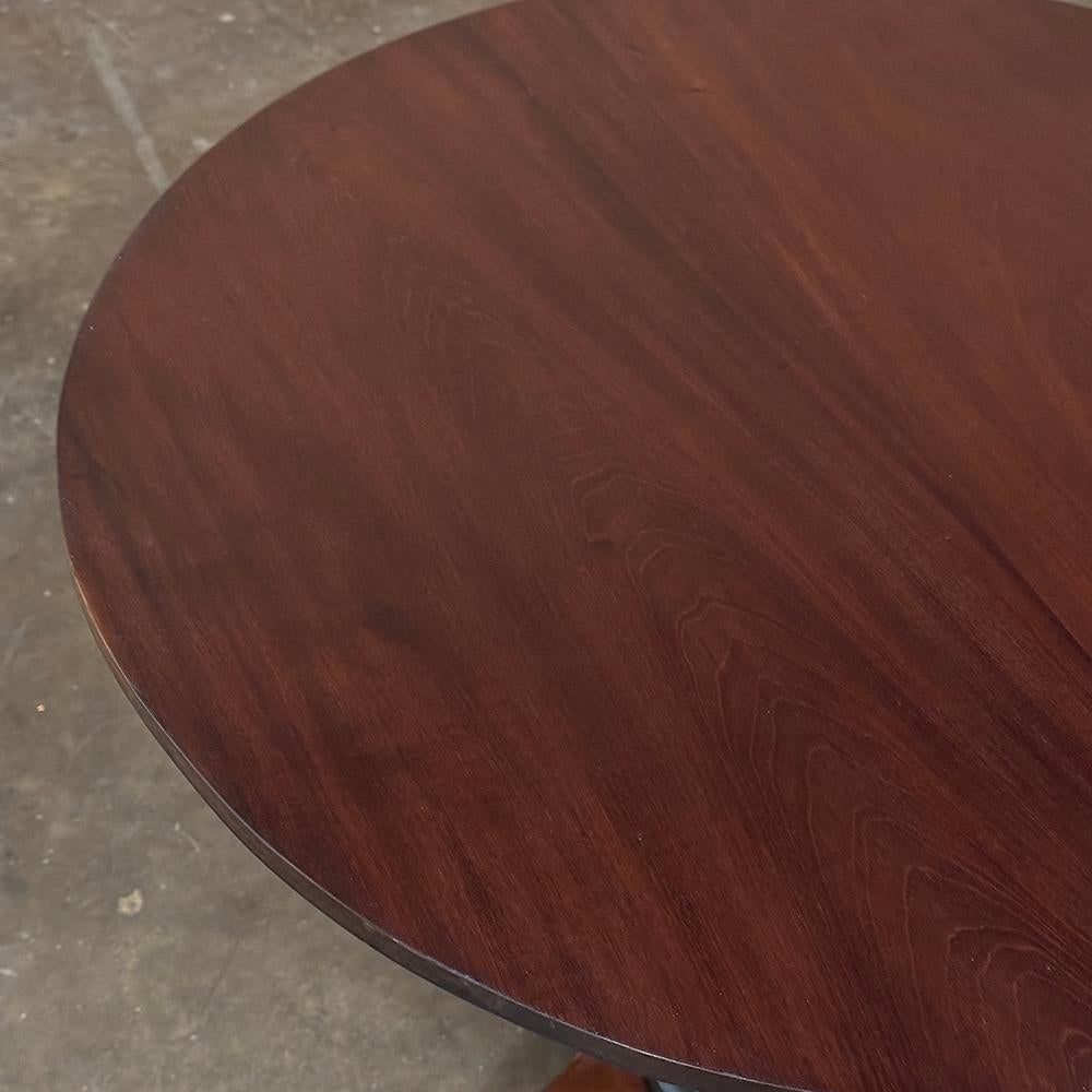 Milieu du XIXe siècle Table d'appoint ronde en acajou du Second Empire français du XIXe siècle en vente