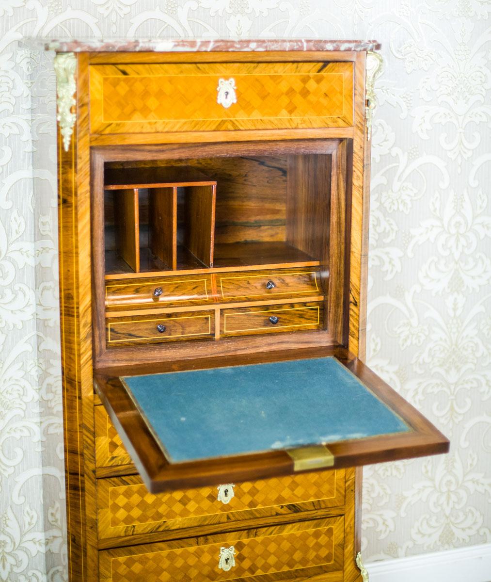 We present you this neat secretary desk, dated the late 19th century, in the form a post that resembles the Louis XV furniture.
The body is placed on bent legs with three drawers at the bottom; with a removable board flush with the rest of the item,