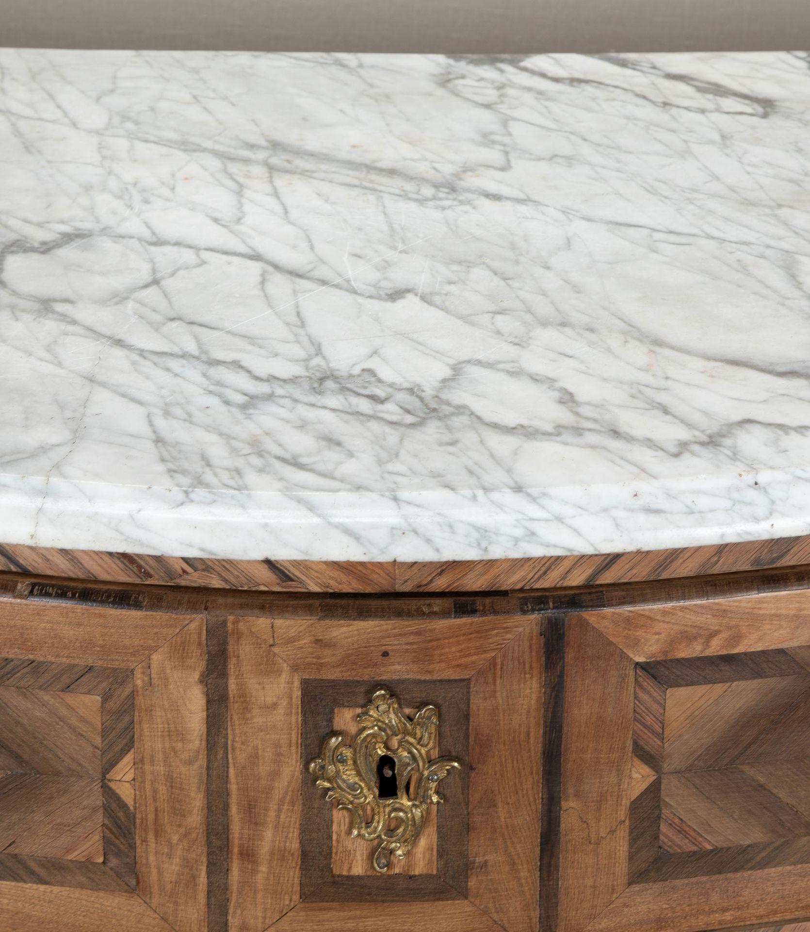 Commode francese del XIX secolo con fronte a serpentina in vendita 3