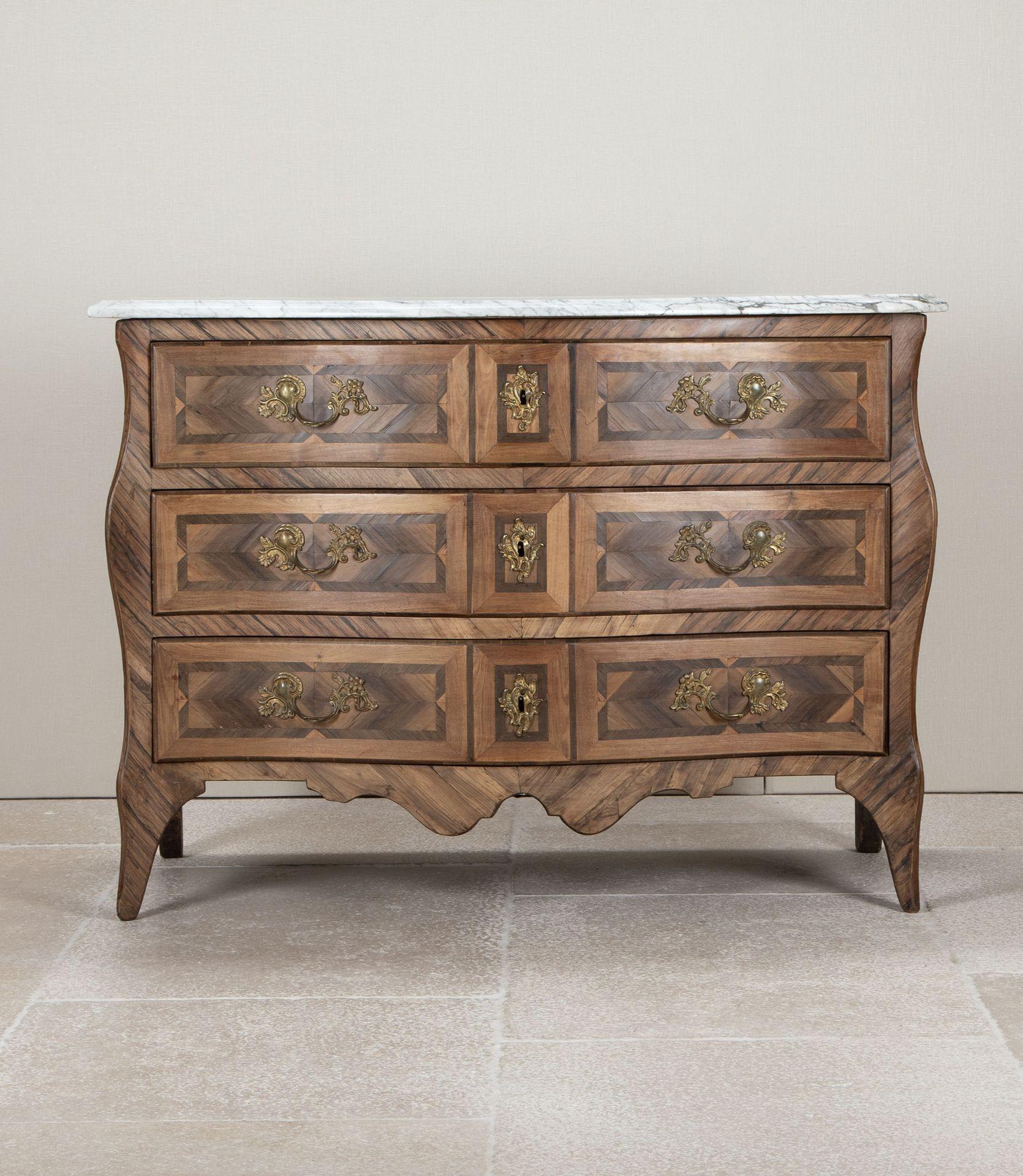 Commodo francese del XIX secolo in parquet intarsiato con fronte a serpentina. 
Il comodino vanta il piano originale in marmo di Carrara e gli angoli inclinati.
Circa 1870.