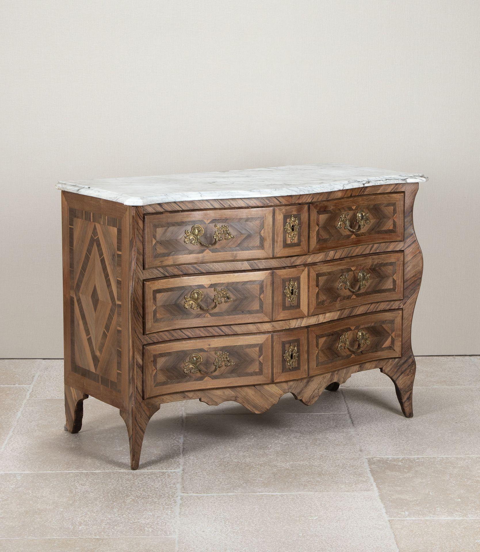 Country Commode francese del XIX secolo con fronte a serpentina in vendita