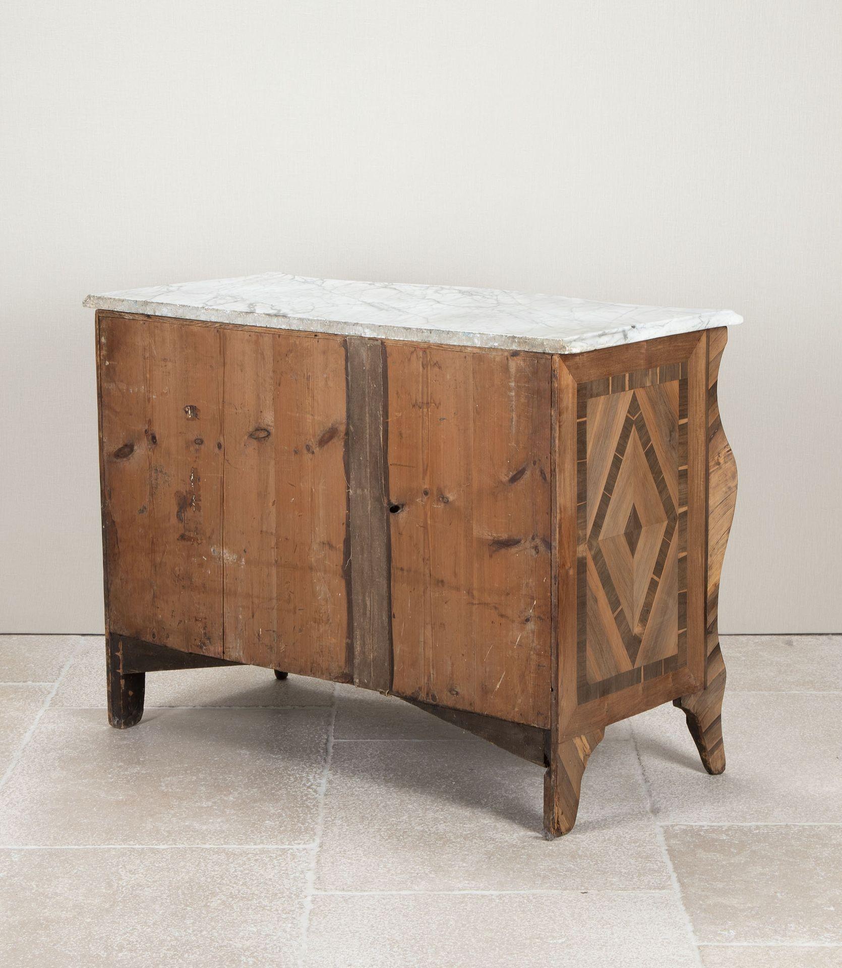 Francese Commode francese del XIX secolo con fronte a serpentina in vendita