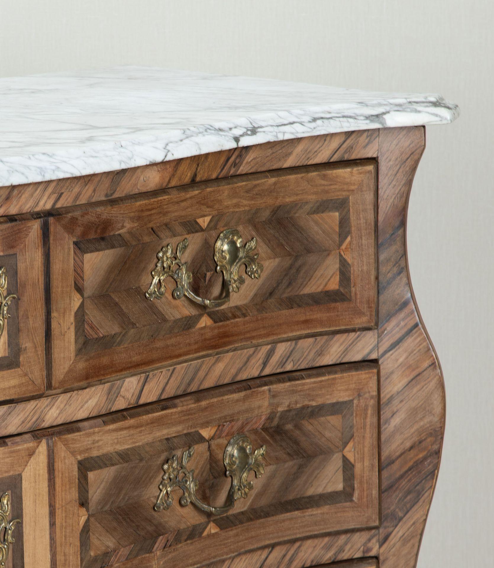 Parquet Commode francese del XIX secolo con fronte a serpentina in vendita