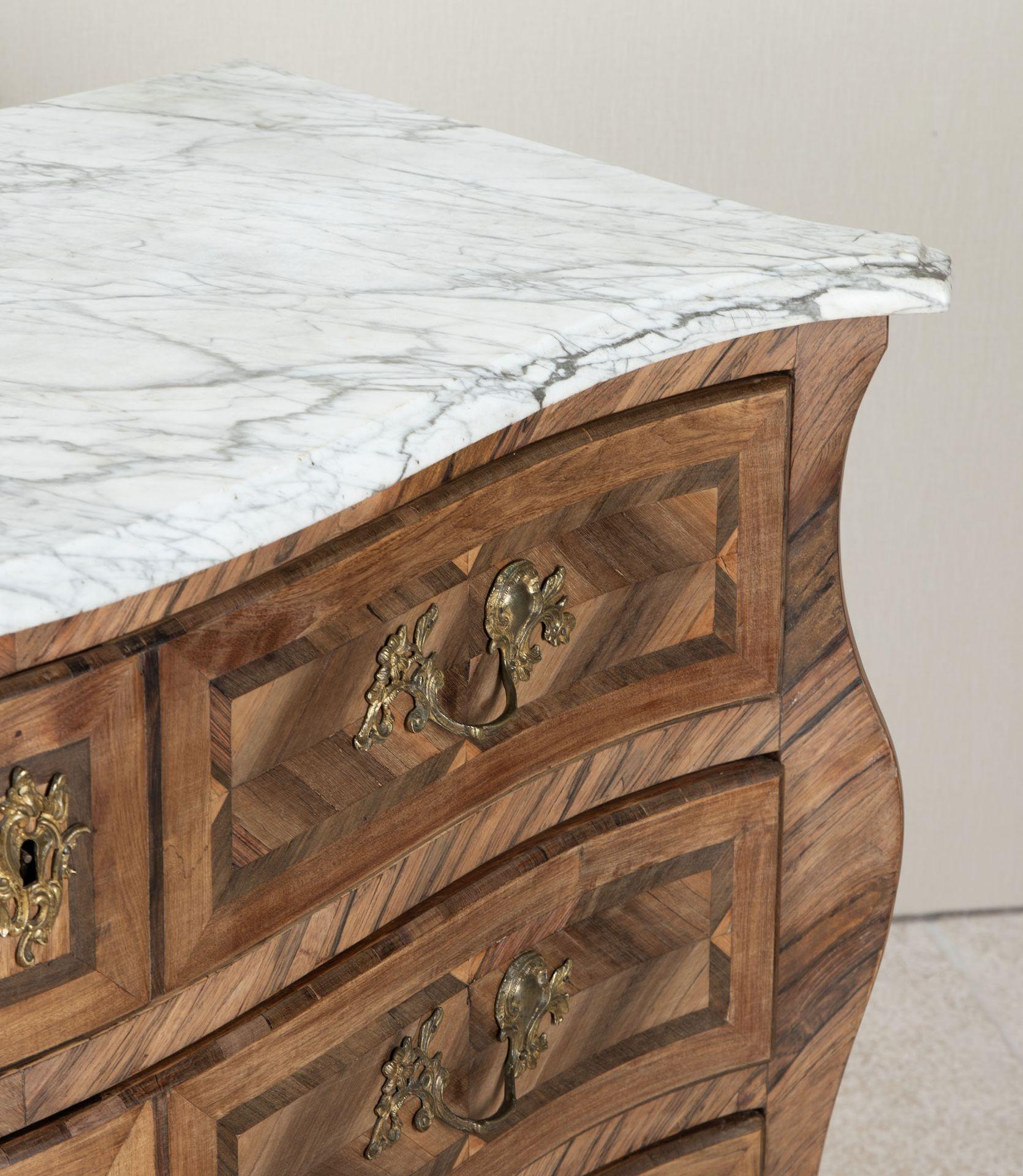 Commode francese del XIX secolo con fronte a serpentina In condizioni buone in vendita a Gloucestershire, GB