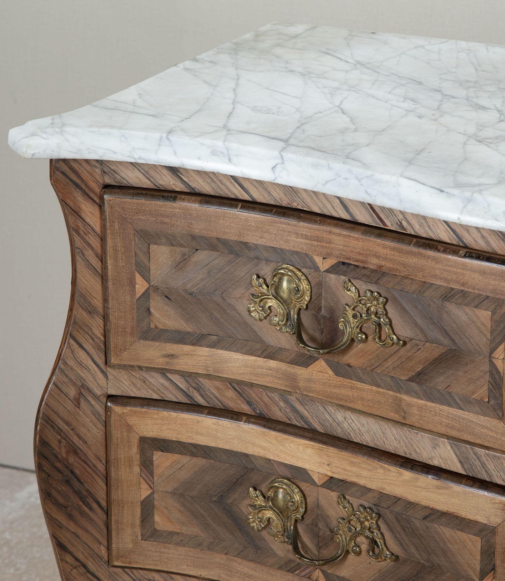 Commode francese del XIX secolo con fronte a serpentina in vendita 1
