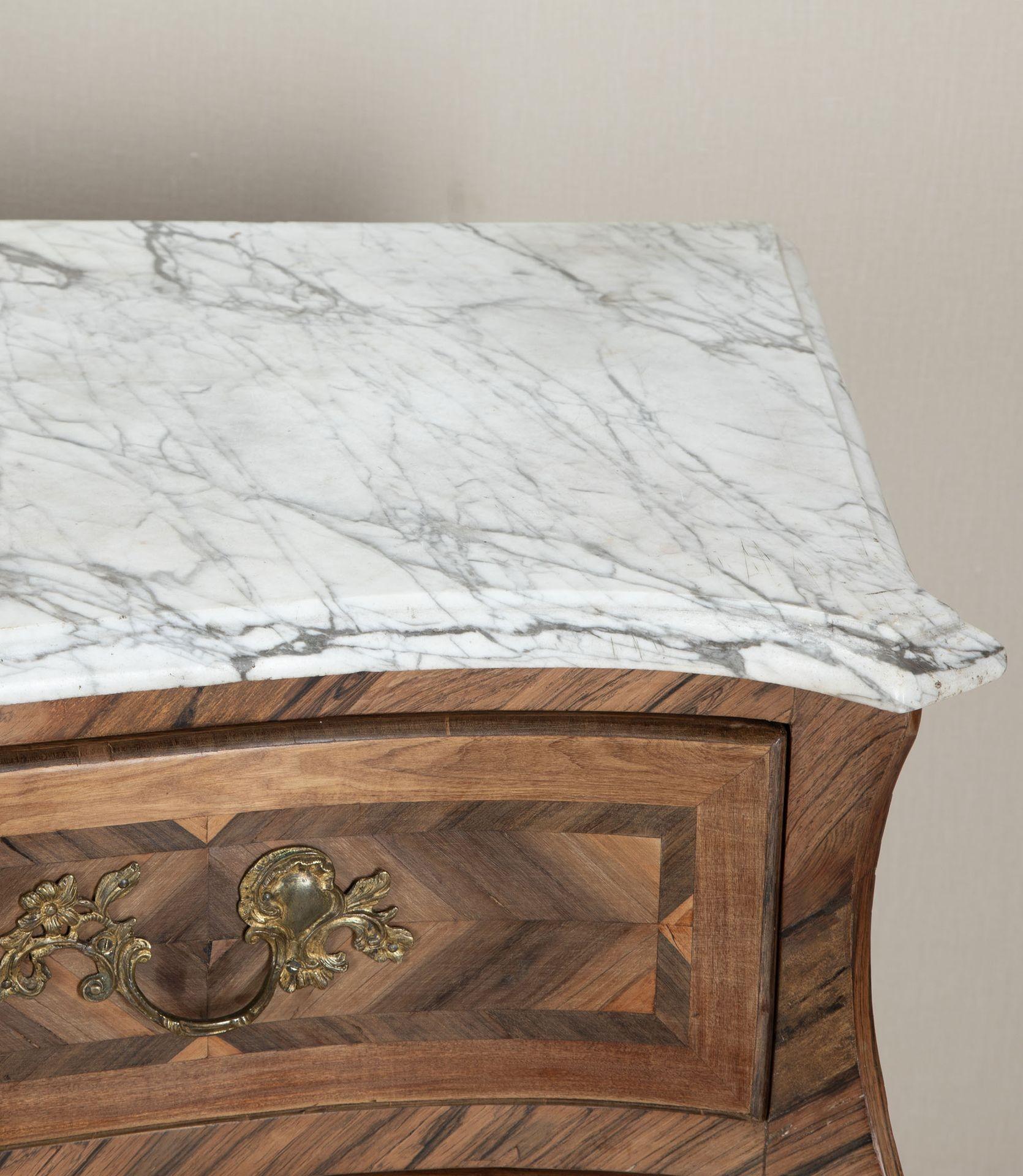 Commode francese del XIX secolo con fronte a serpentina in vendita 2