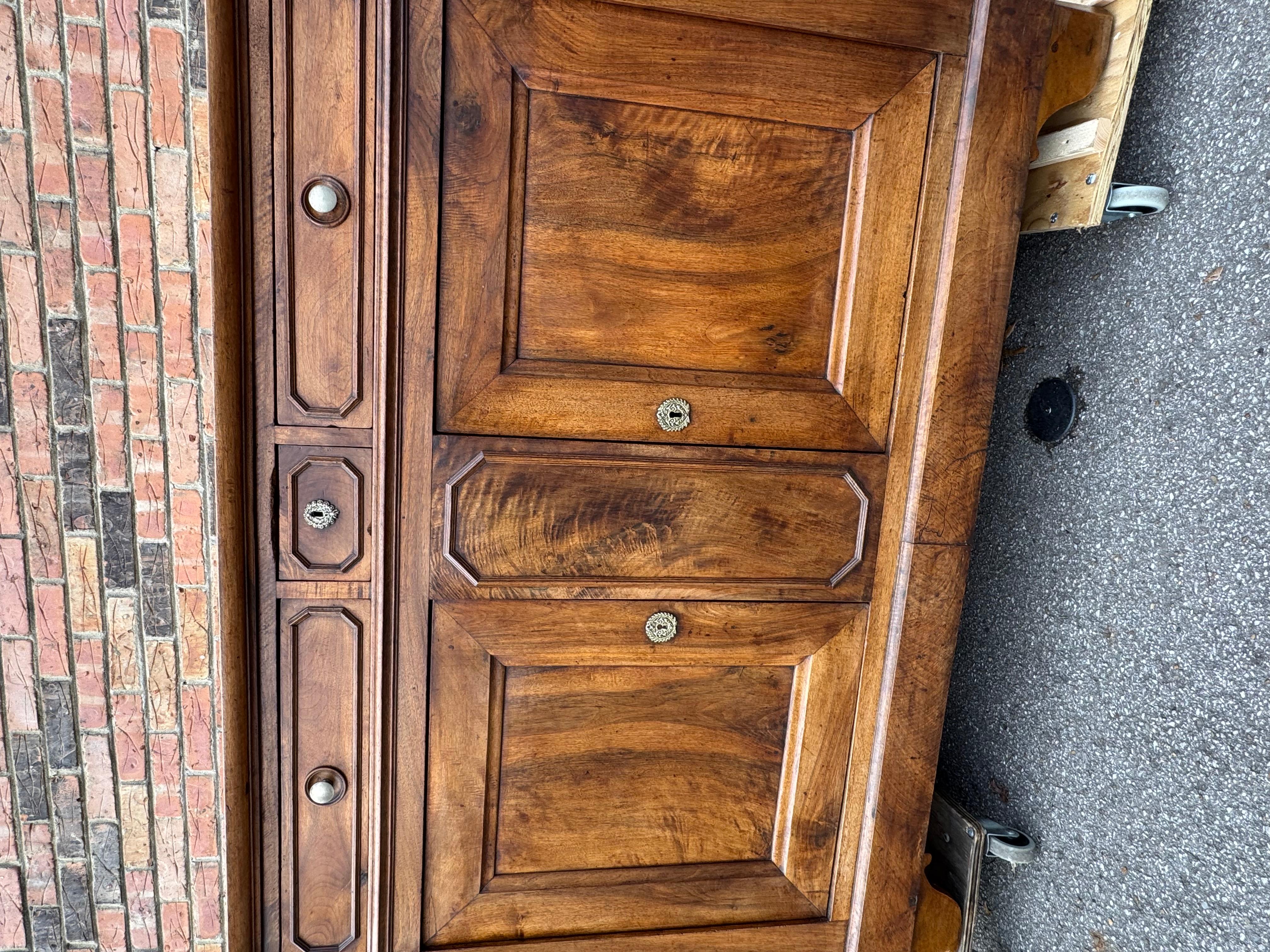 ¡Es un servidor tan bonito y único! Esta pieza es de fabricación francesa y data de mediados del siglo XIX. La madera es de nogal, que desprende un agradable tono cálido. El diseño es sencillo a la par que elegante, con líneas limpias, y los cajones