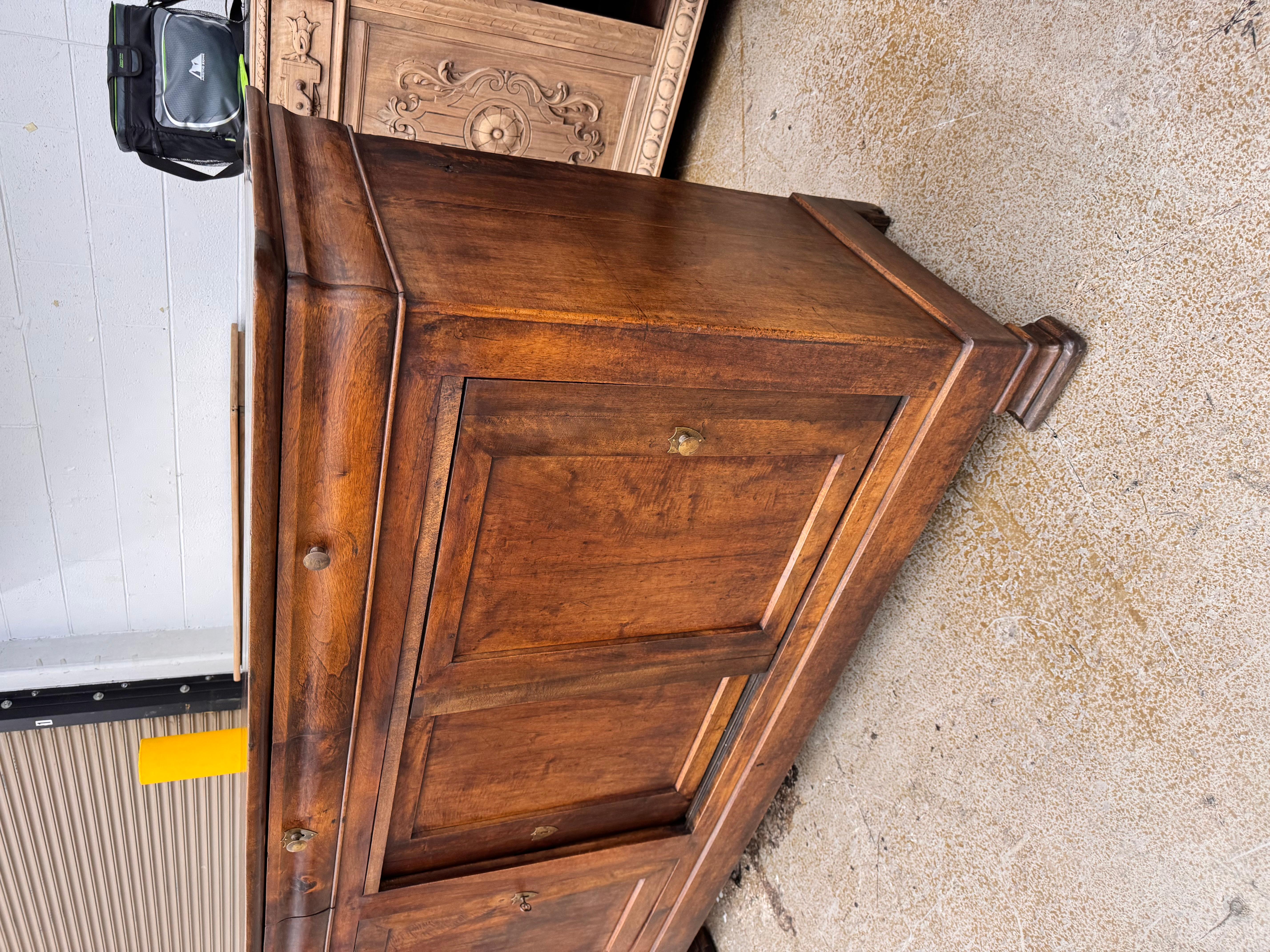 Questo server francese Louis Philippe del XIX secolo emana un'eleganza senza tempo grazie alla sua lavorazione ornata e alla ricca finitura in noce. È uno dei pezzi più puliti che abbia mai avuto, con ante e cassetti perfettamente funzionanti.