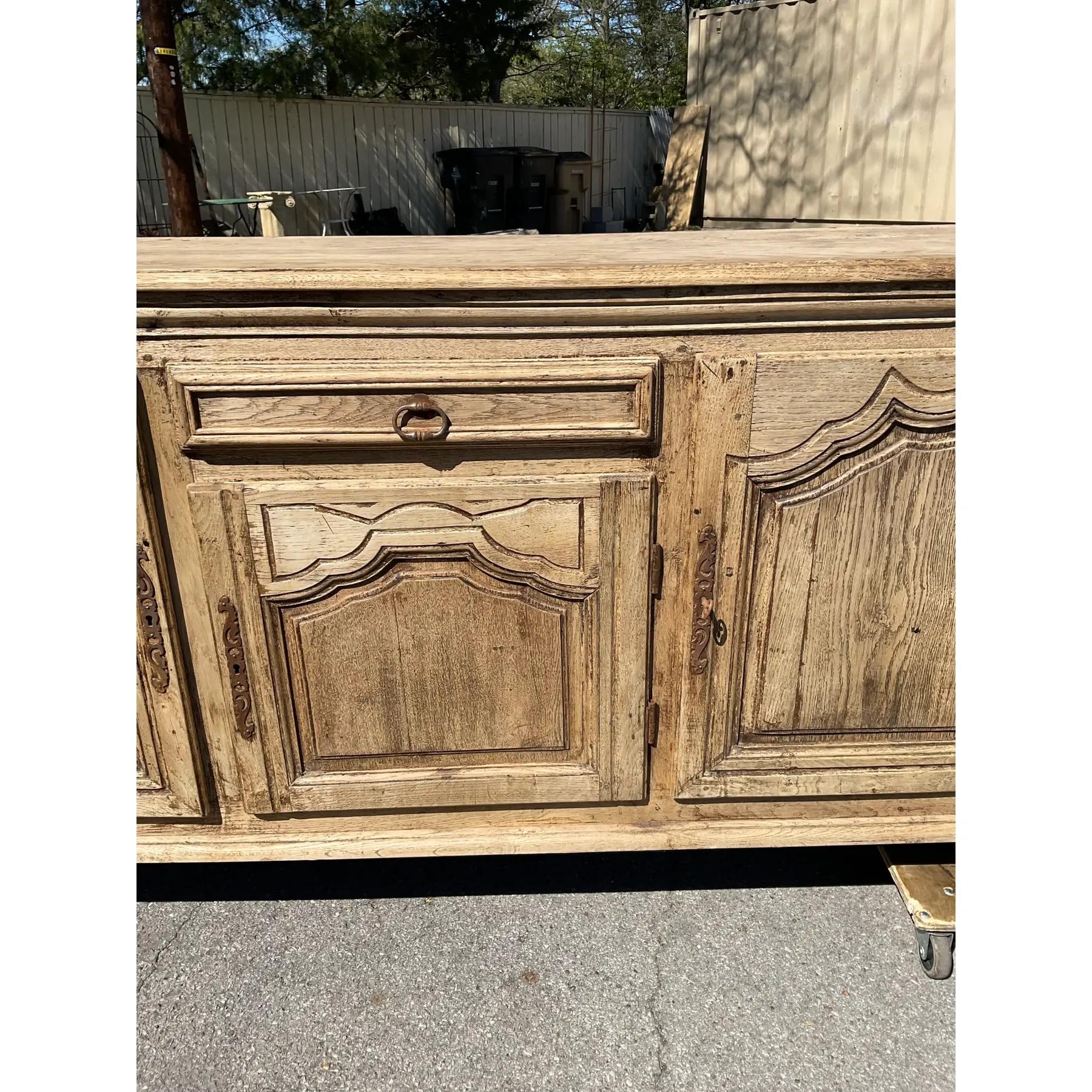 Ravviva il tuo spazio con questo server francese in rovere a righe del XIX secolo. Questo server sbiancato è perfetto per aggiungere un elemento elegante e rilassato al tuo spazio ed è perfetto per tutti gli amanti del design costiero o della