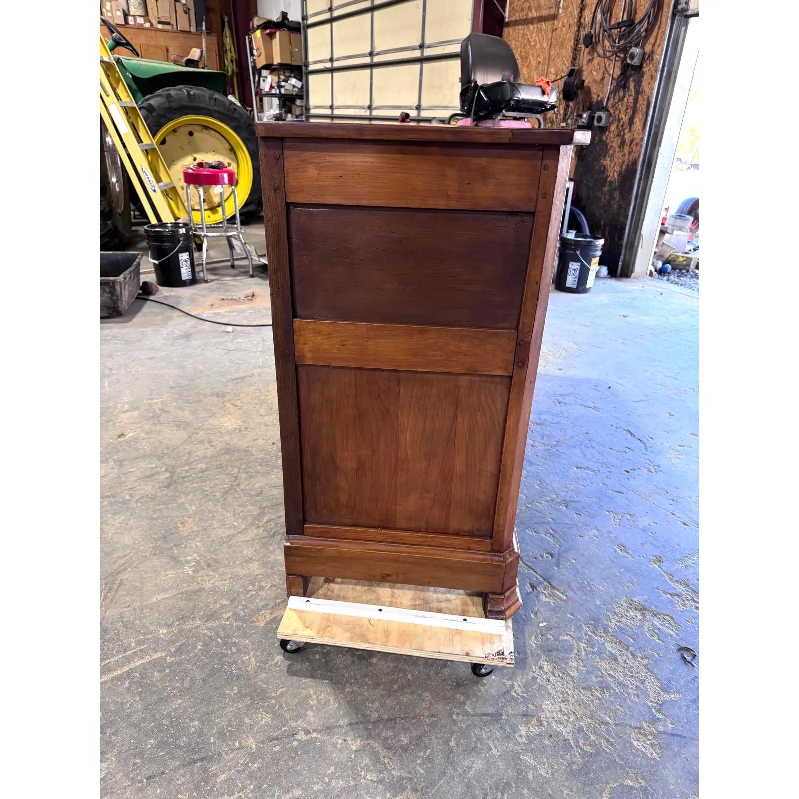 Questo server francese Louis Philippe del XIX secolo emana un'eleganza senza tempo grazie alla sua lavorazione ornata e alla ricca finitura in noce. Quattro cassetti che funzionano senza sforzo, abbinati ad ante che si aprono per offrire un ampio