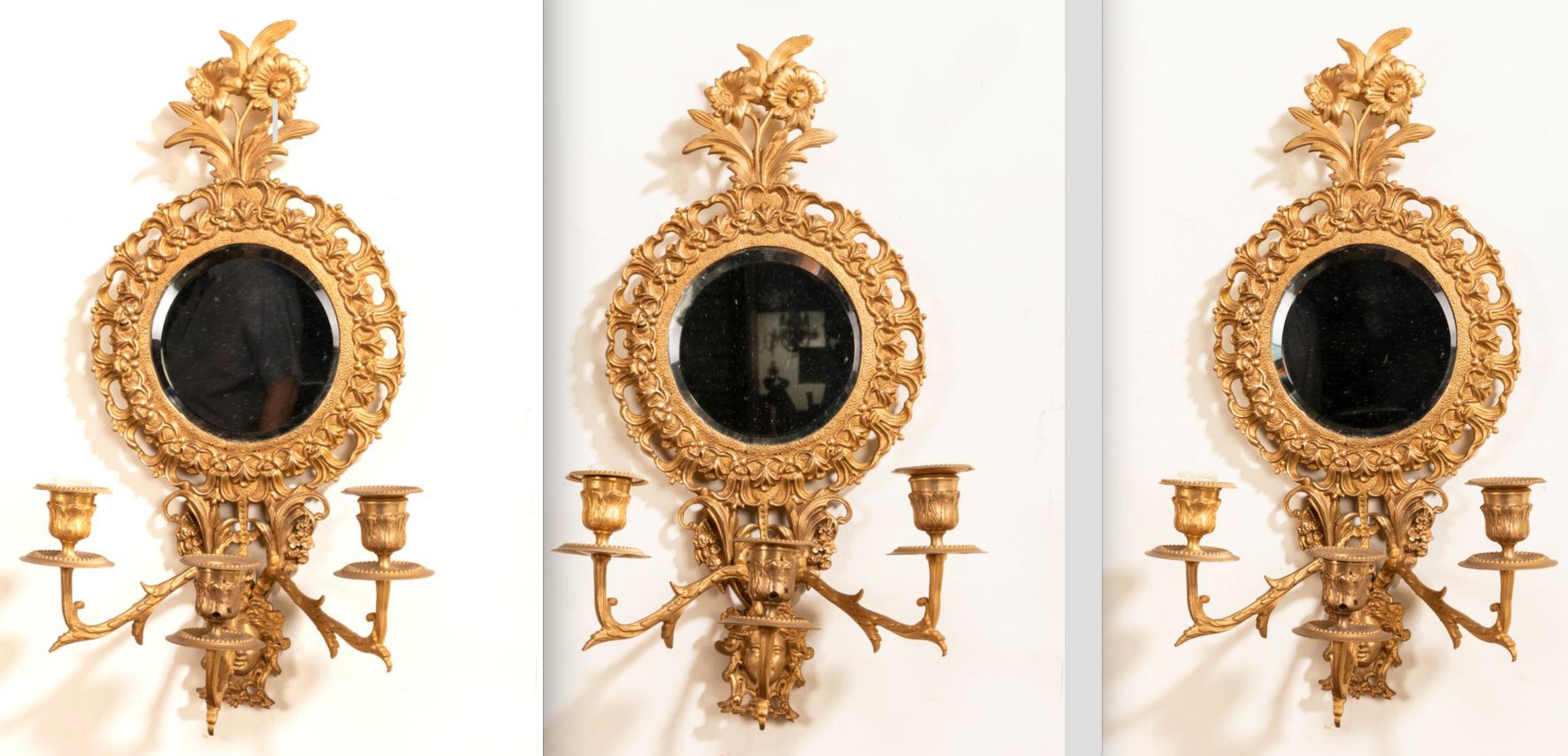 paar blattvergoldete, zweiflammige Wandleuchter aus dem 19. Jahrhundert, mit originalem Spiegelglas. 
Wandleuchter können verkabelt werden,
Frankreich, um 1880.
