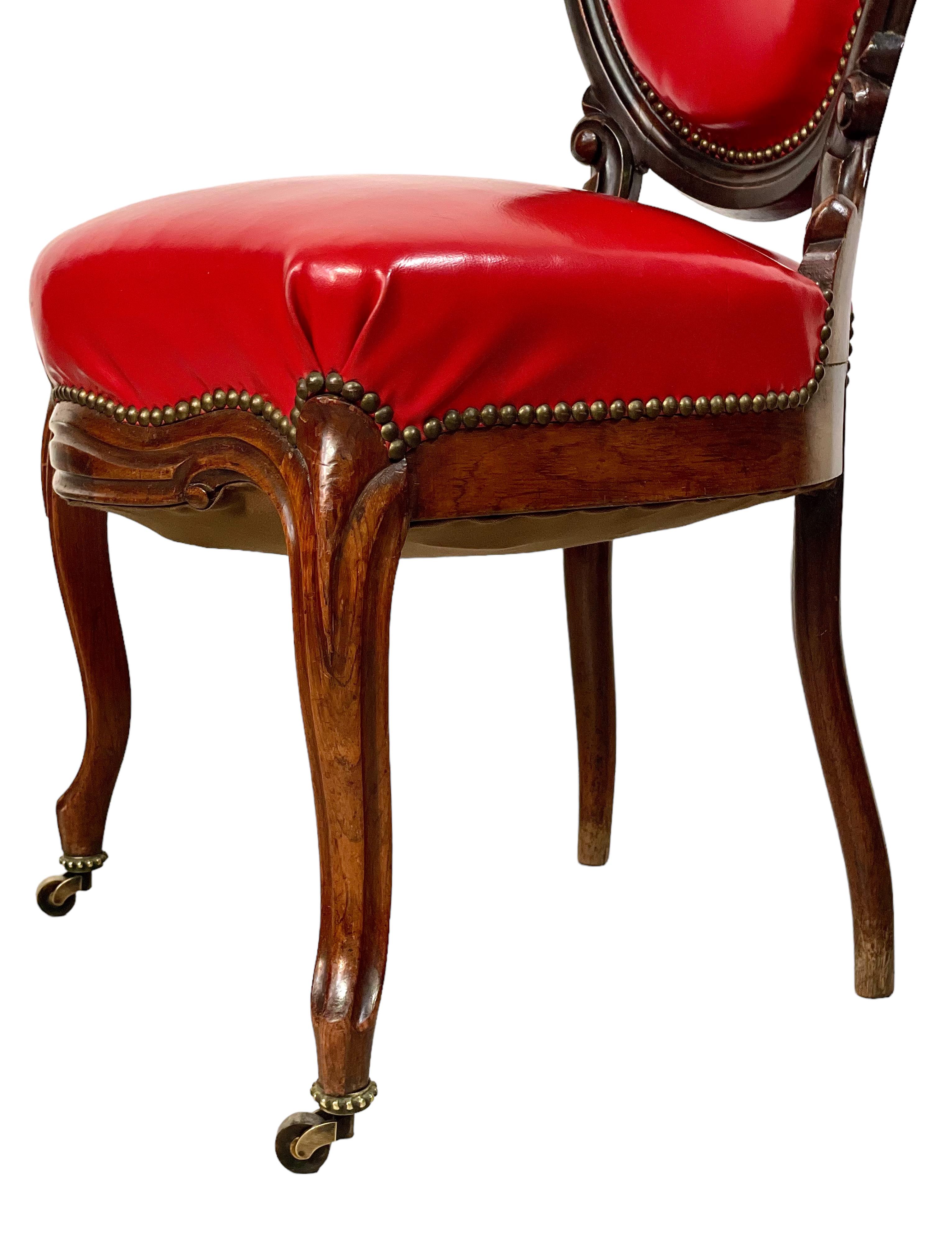 Französischer Satz von vier roten Leder-Esszimmerstühlen aus dem 19. Jahrhundert im Angebot 6