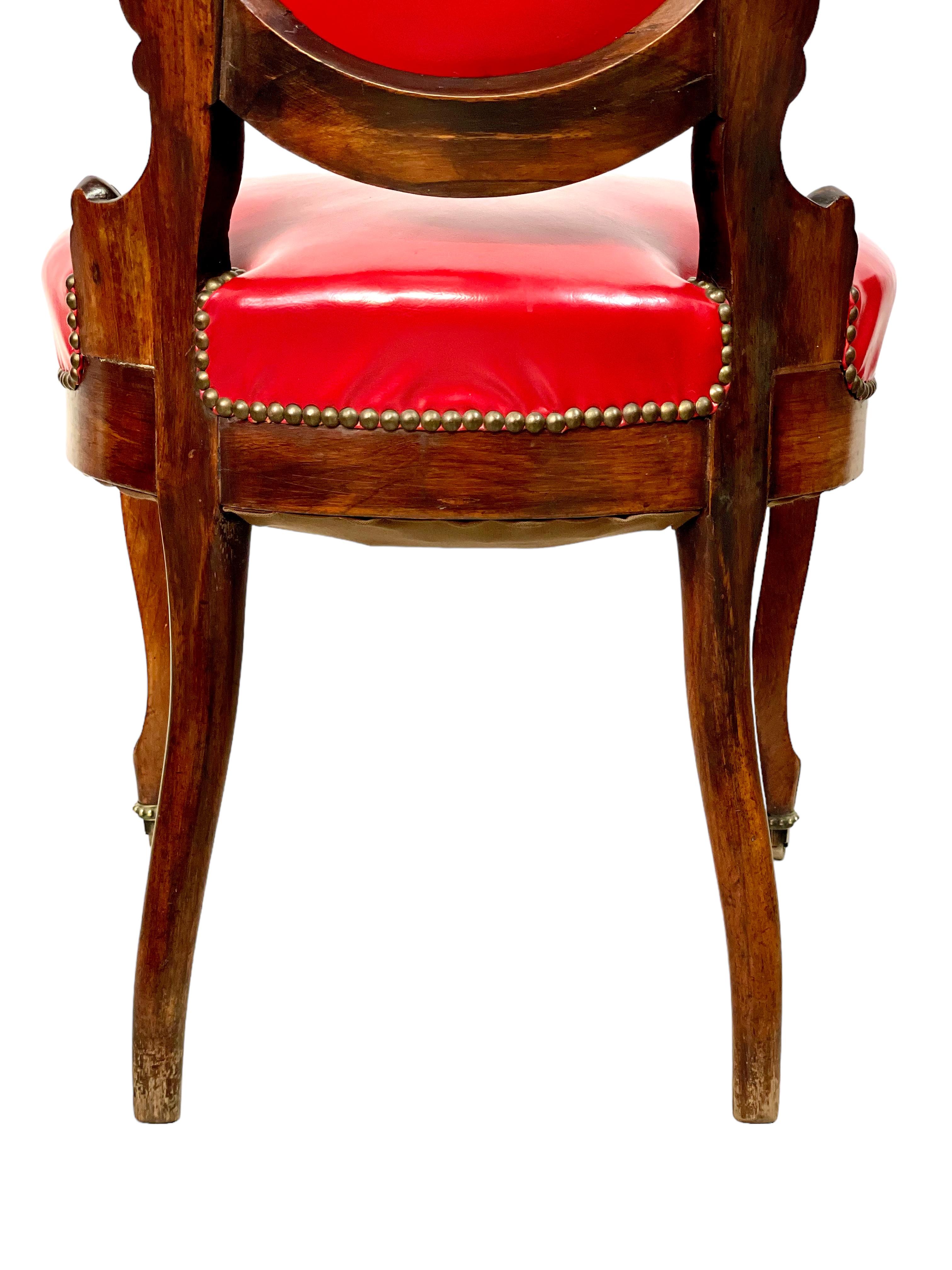 Französischer Satz von vier roten Leder-Esszimmerstühlen aus dem 19. Jahrhundert im Angebot 7