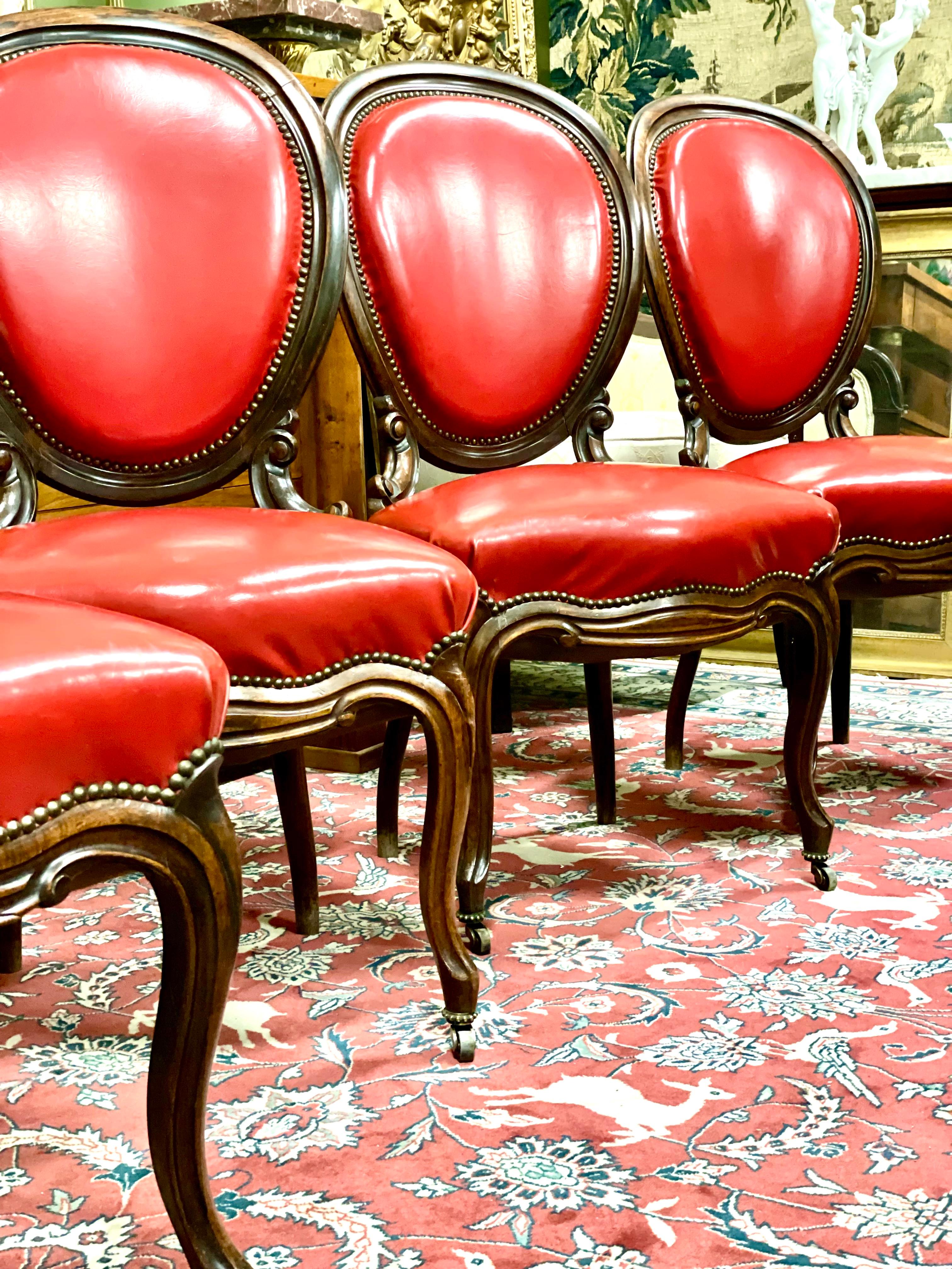 Französischer Satz von vier roten Leder-Esszimmerstühlen aus dem 19. Jahrhundert im Angebot 8