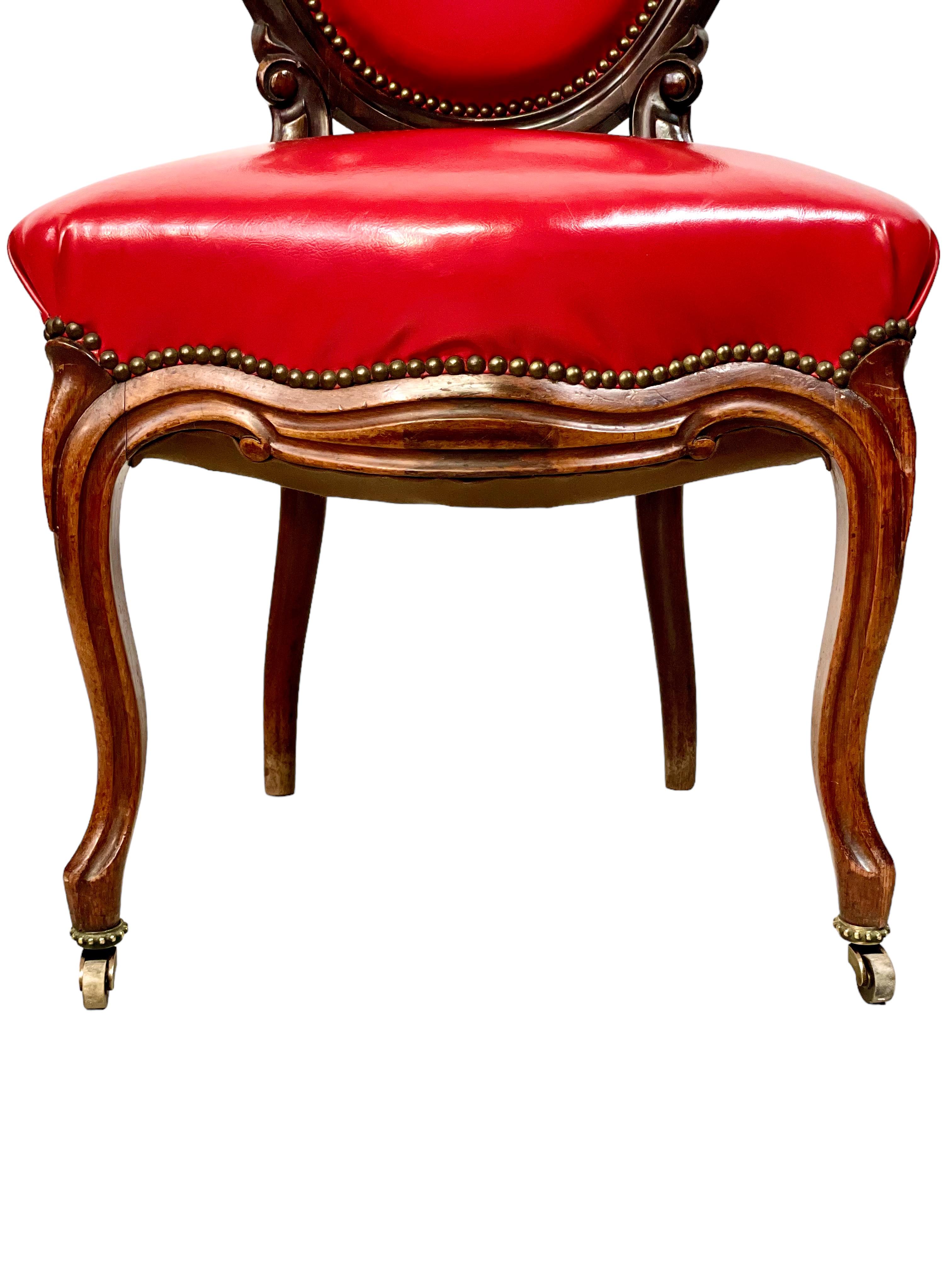 Französischer Satz von vier roten Leder-Esszimmerstühlen aus dem 19. Jahrhundert im Angebot 9